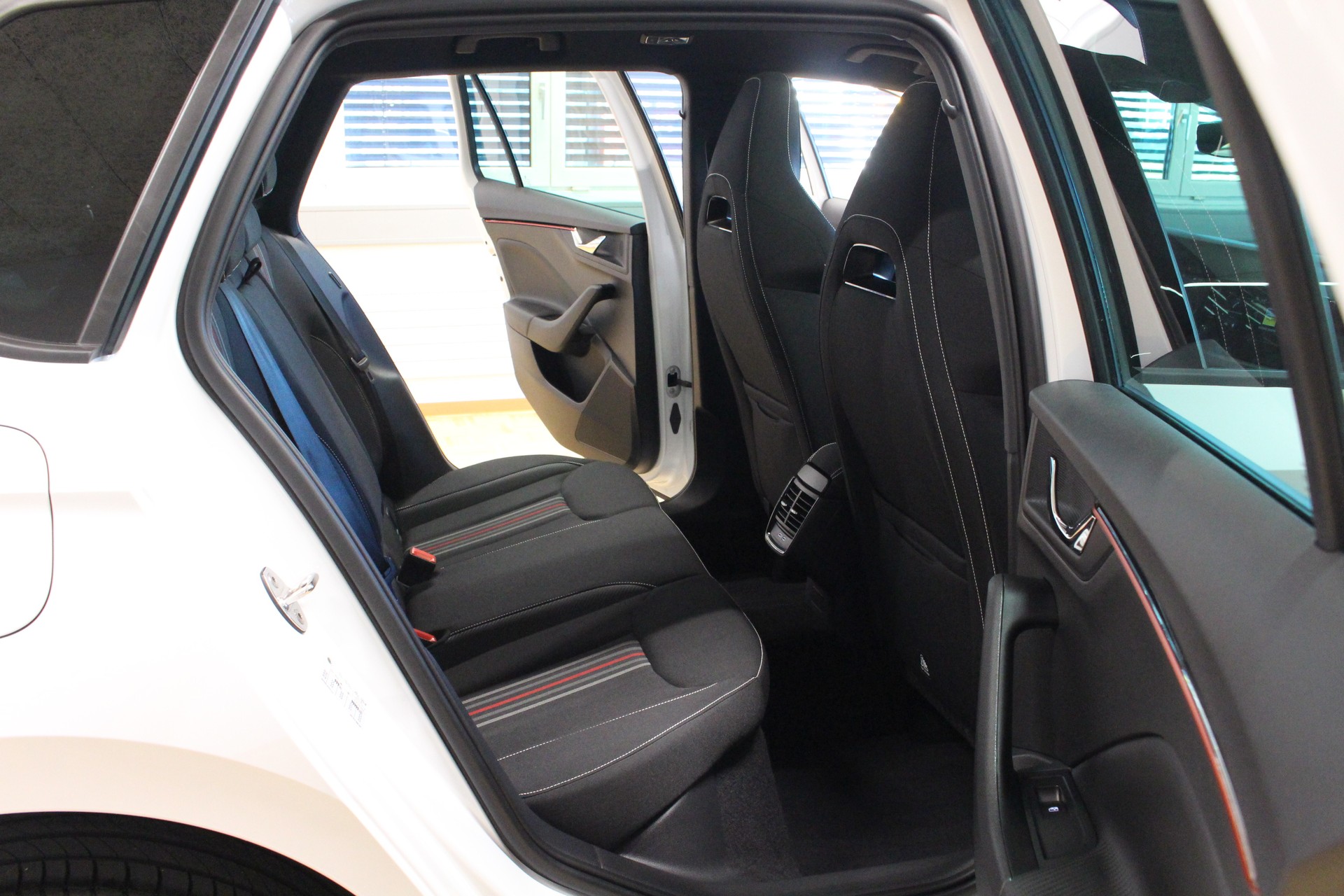 SKODA Kamiq 1.5 TSI Monte Carlo DSG 150PS *Facelift Model *Panorama-Glasdach *5 jahre Werks-Garantie *elektr. Heckklappe *elektr. AHK-image-16