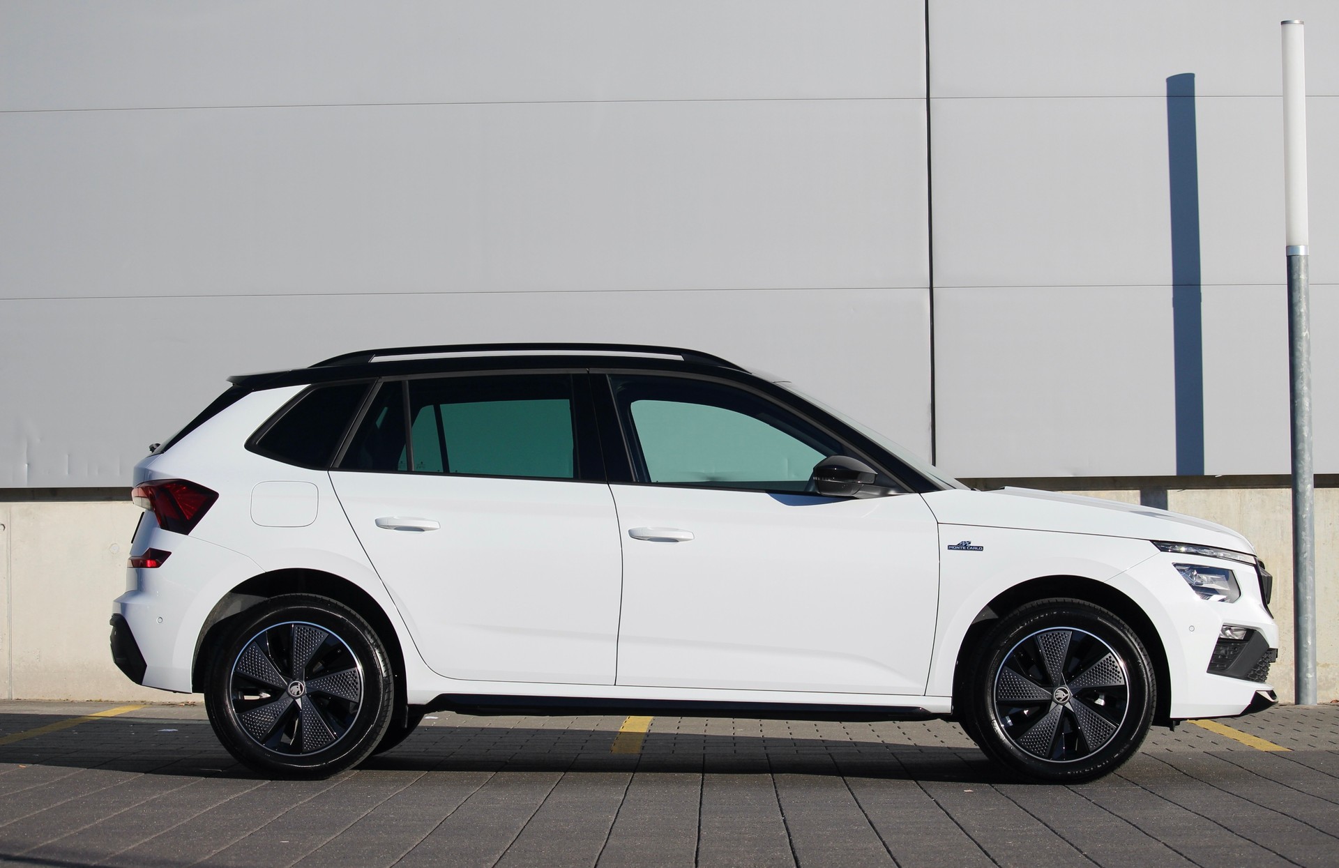 SKODA Kamiq 1.5 TSI Monte Carlo DSG 150PS *Facelift Model *Panorama-Glasdach *5 jahre Werks-Garantie *elektr. Heckklappe *elektr. AHK-image-3