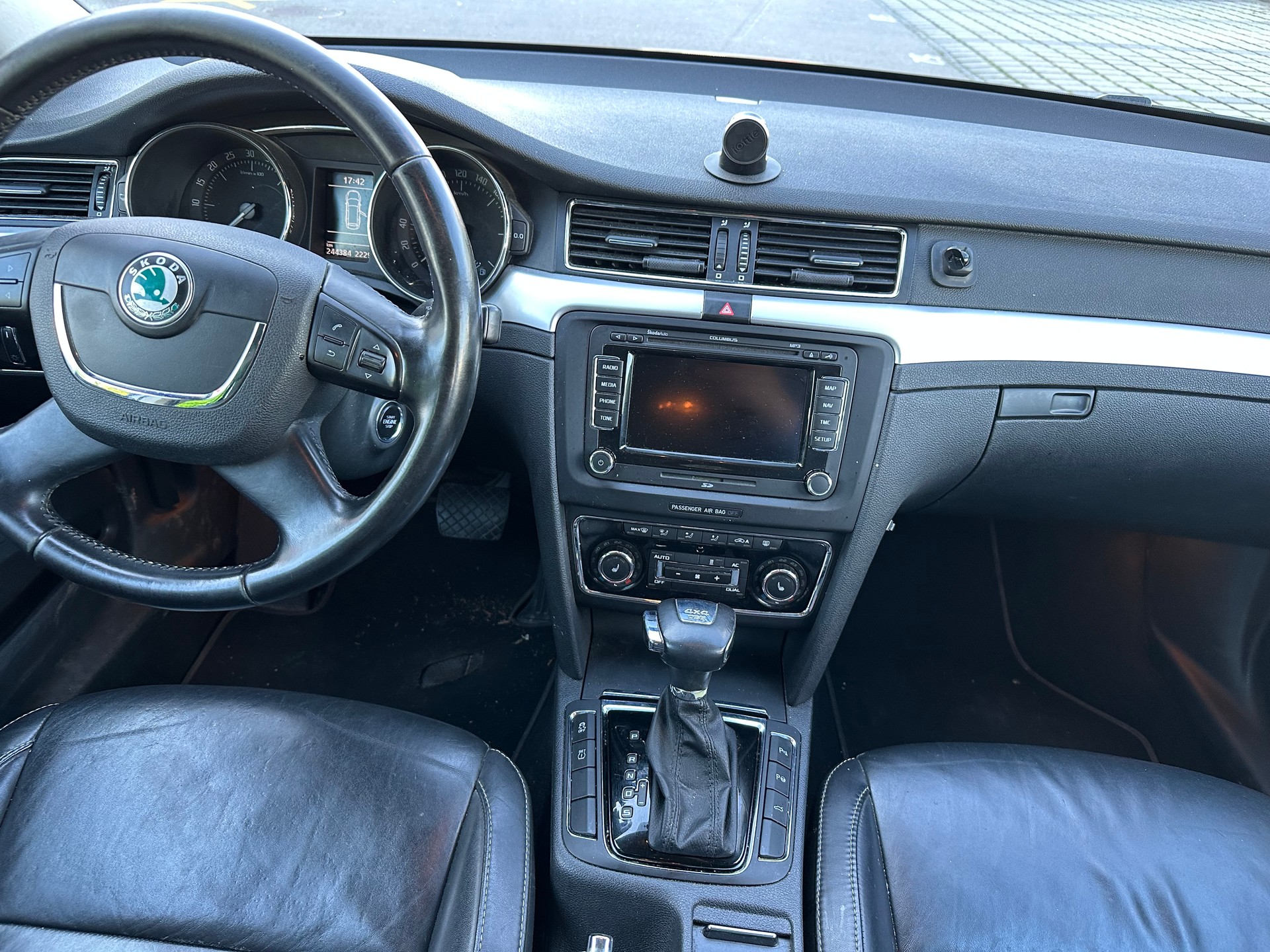 SKODA Superb Combi 2.0 TDi Elegance 4x4 DSG-image-7