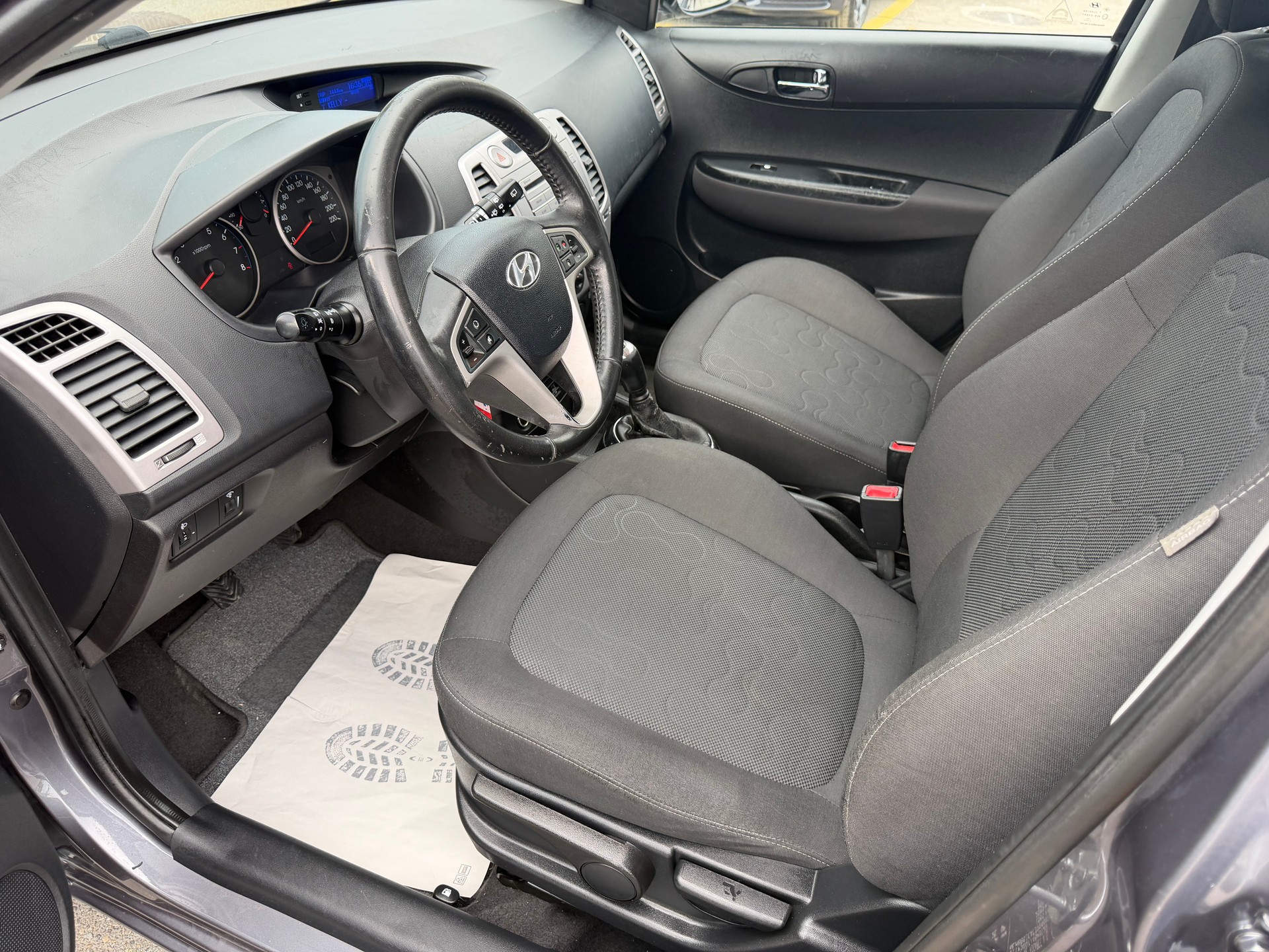 HYUNDAI i20 1.4 Style-image-7
