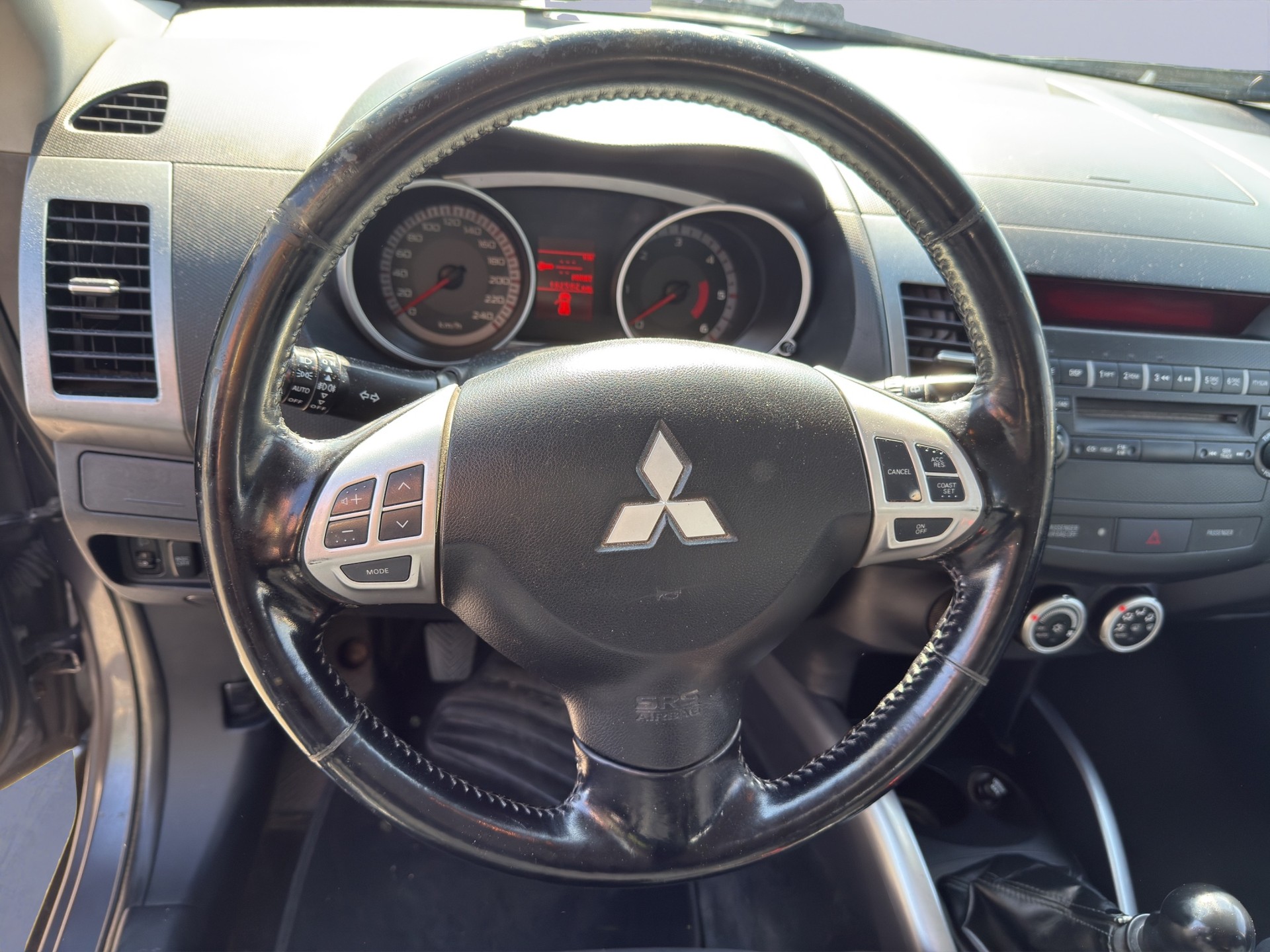 MITSUBISHI Outlander 2.0 DID Instyle 4WD-image-12