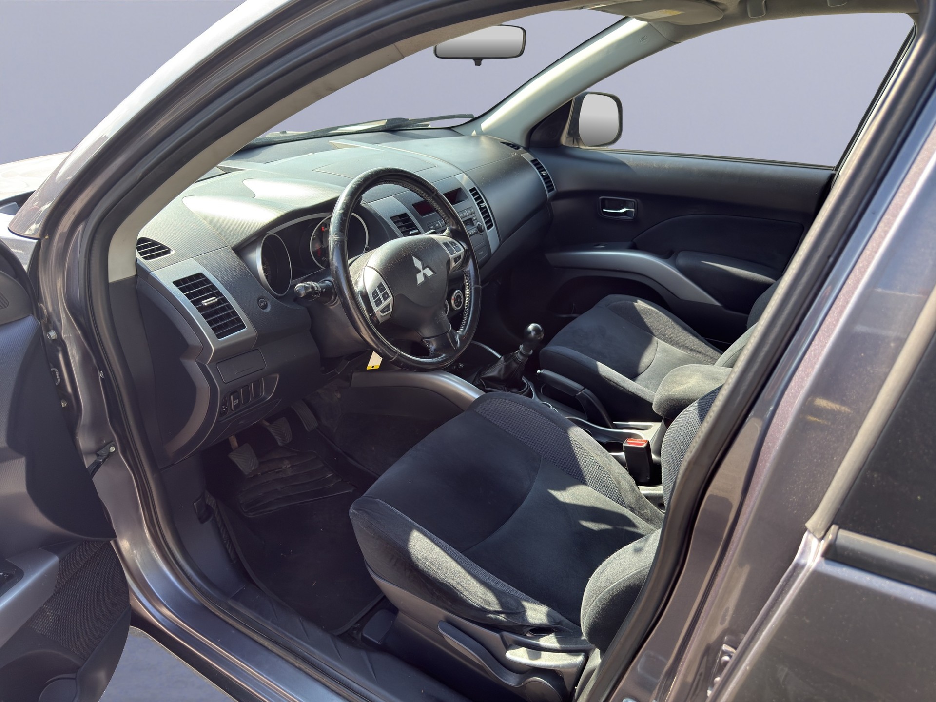 MITSUBISHI Outlander 2.0 DID Instyle 4WD-image-9