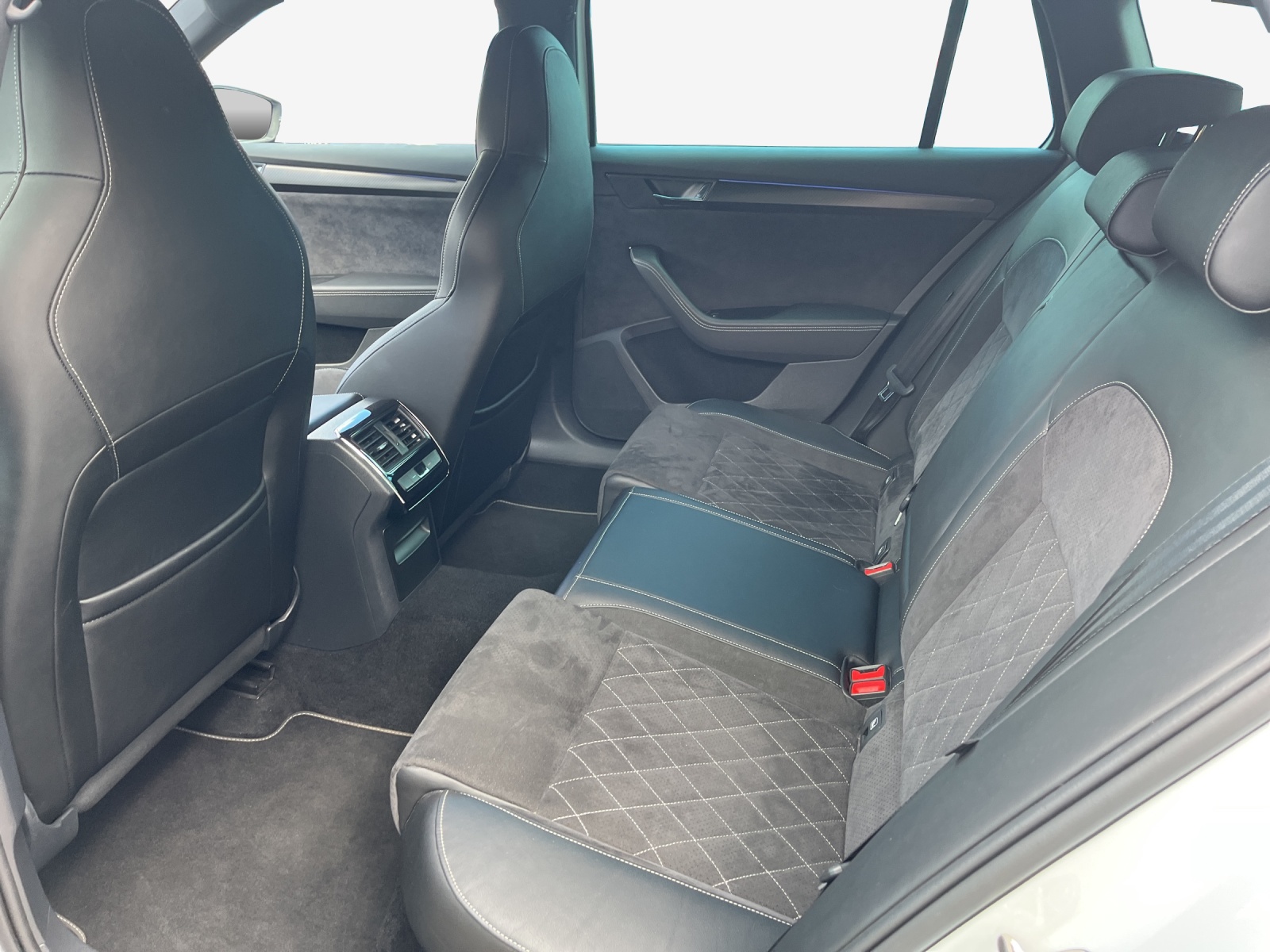 SKODA Superb Combi 2.0 TDi SportLine Light 4x4 DSG-image-11