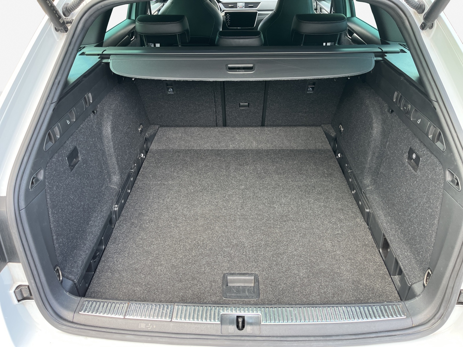 SKODA Superb Combi 2.0 TDi SportLine Light 4x4 DSG-image-12