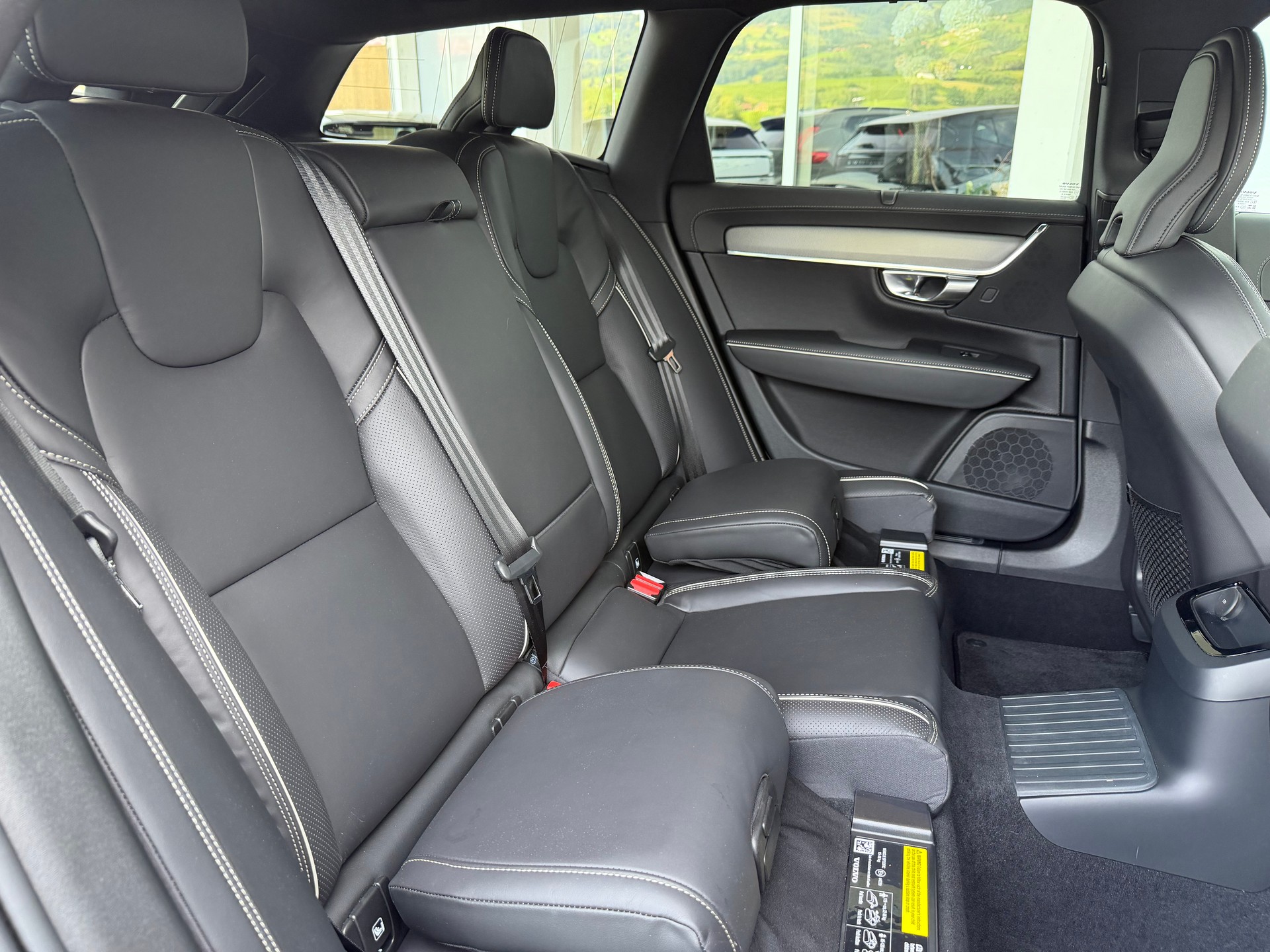 VOLVO V90 T8 eAWD Plus Dark Geartronic-image-4