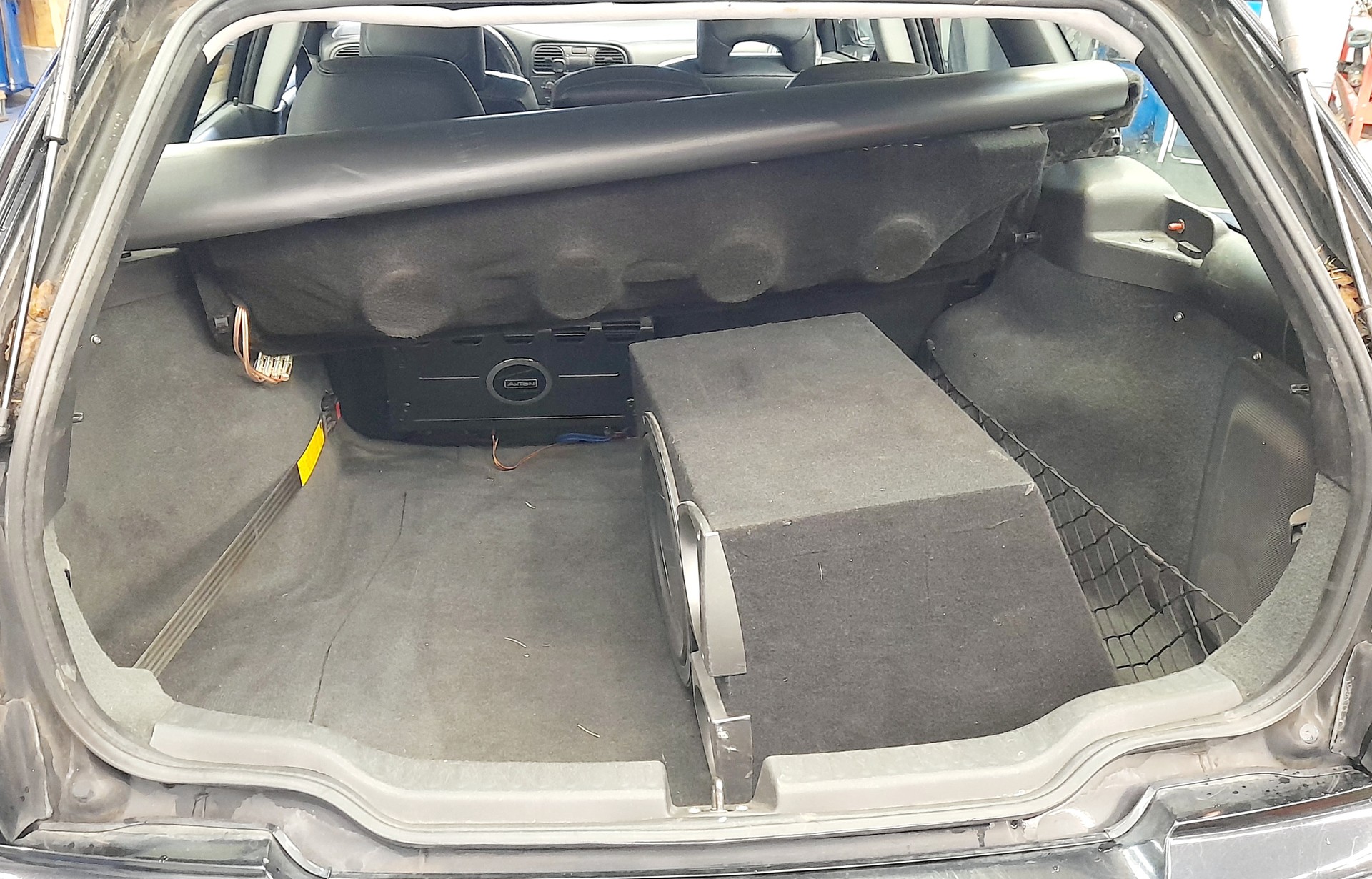 VOLVO V40 T4 Sport Edition-image-8