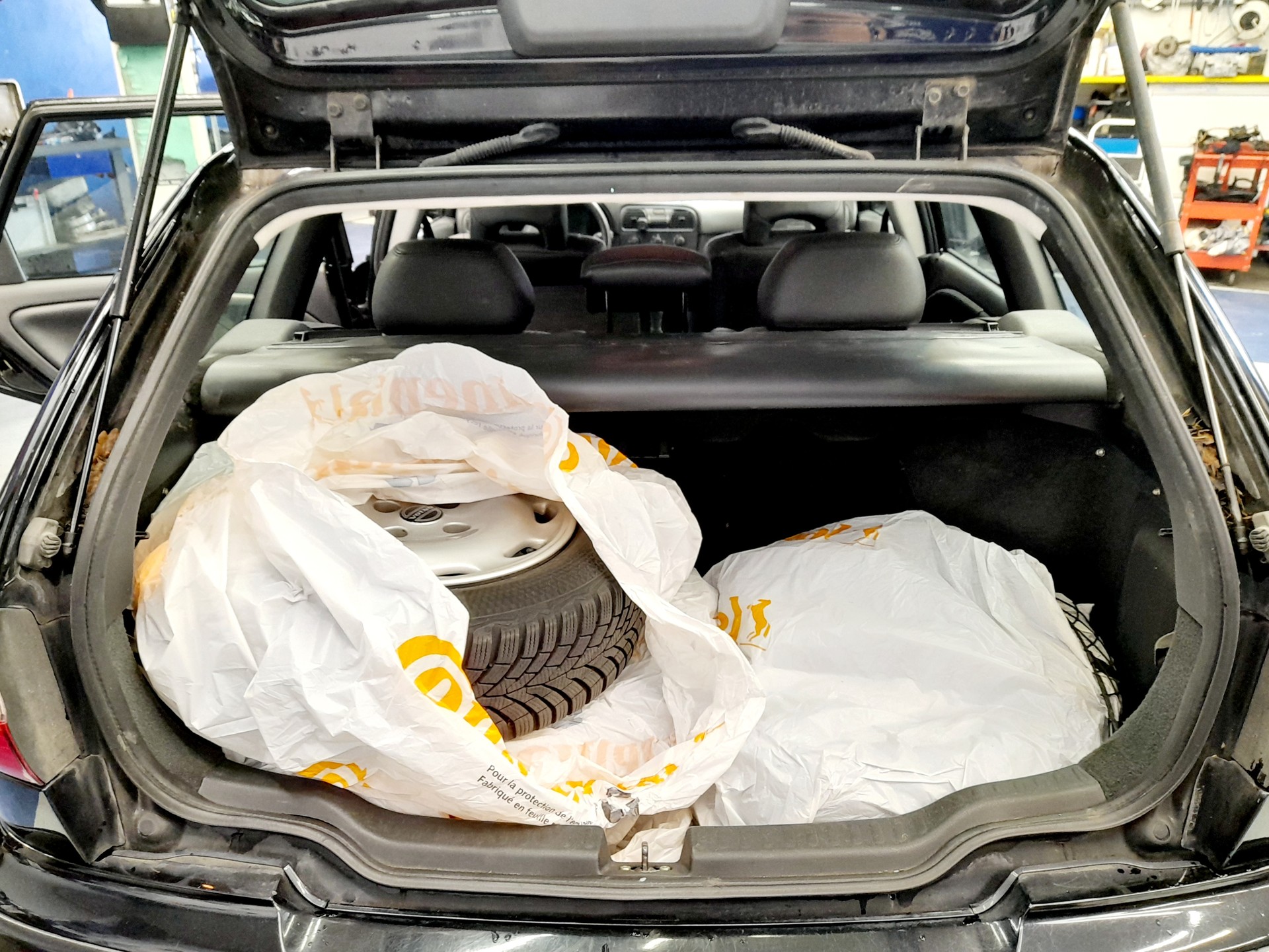 VOLVO V40 T4 Sport Edition-image-10