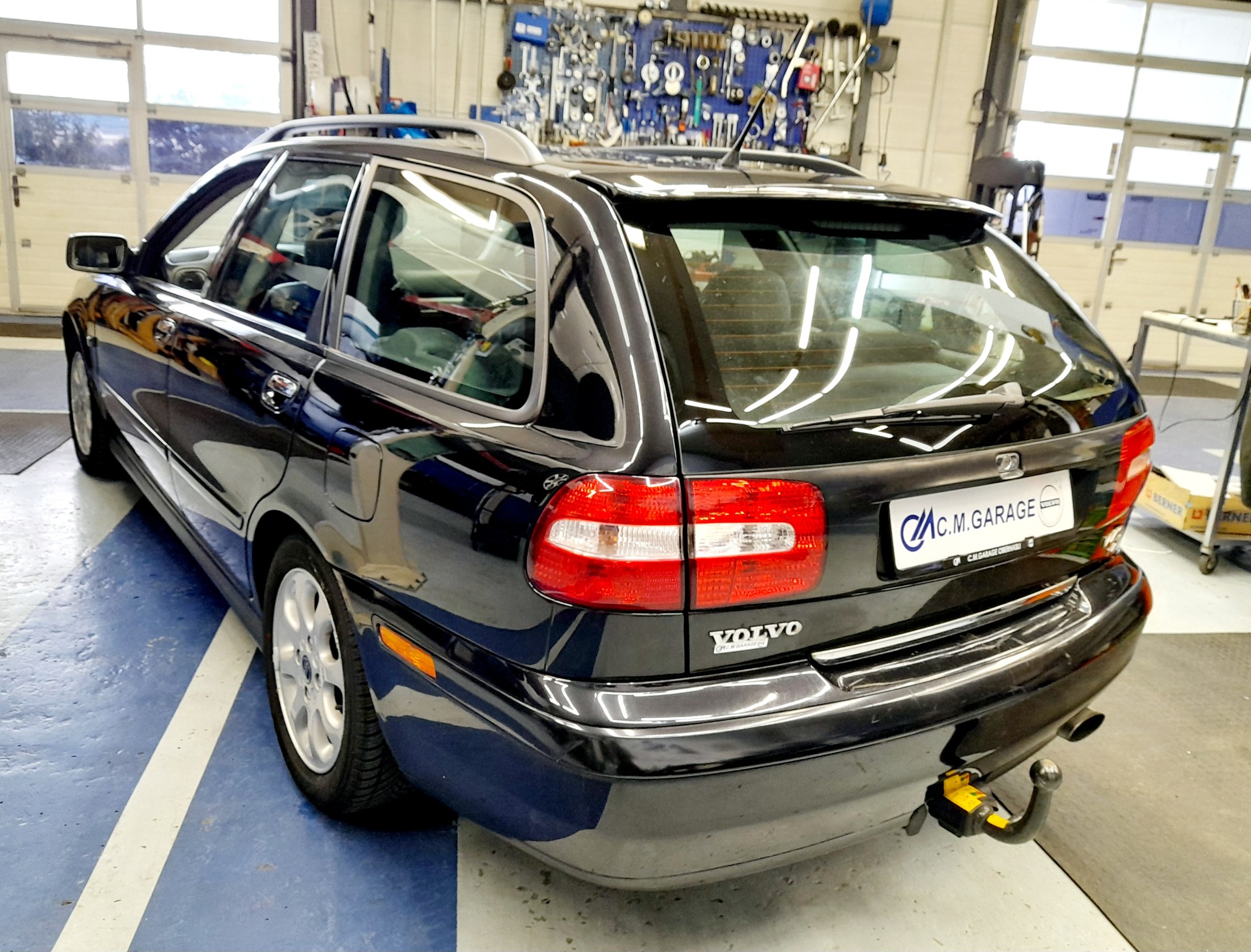 VOLVO V40 T4 Sport Edition-image-3