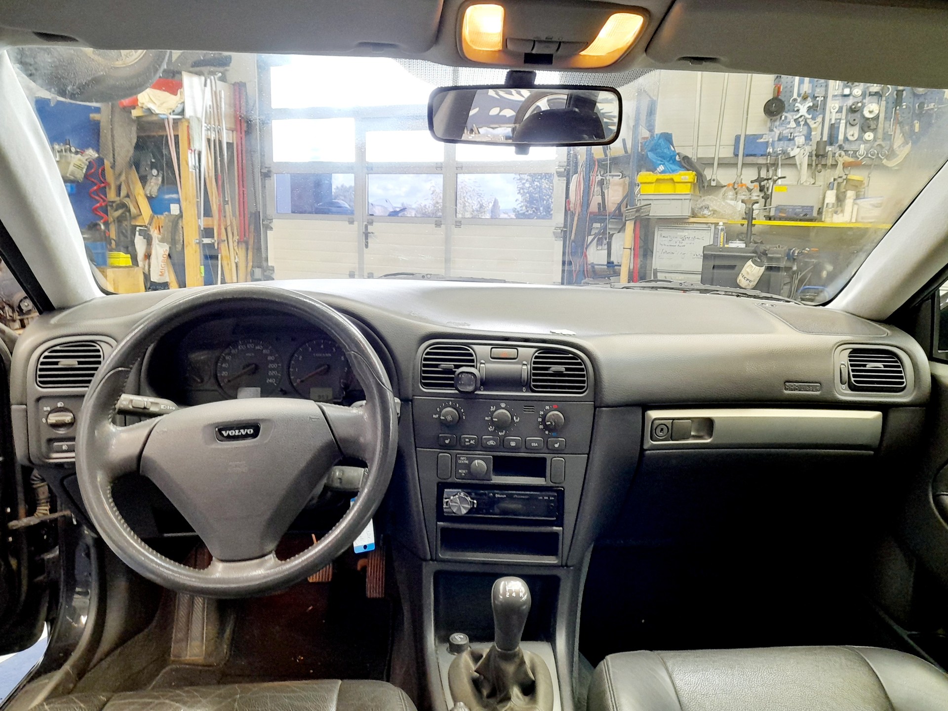 VOLVO V40 T4 Sport Edition-image-7