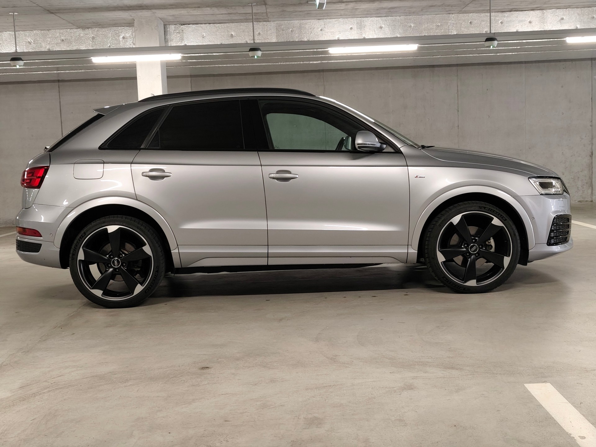 AUDI Q3 2.0 TFSI sport quattro S-tronic-image-4