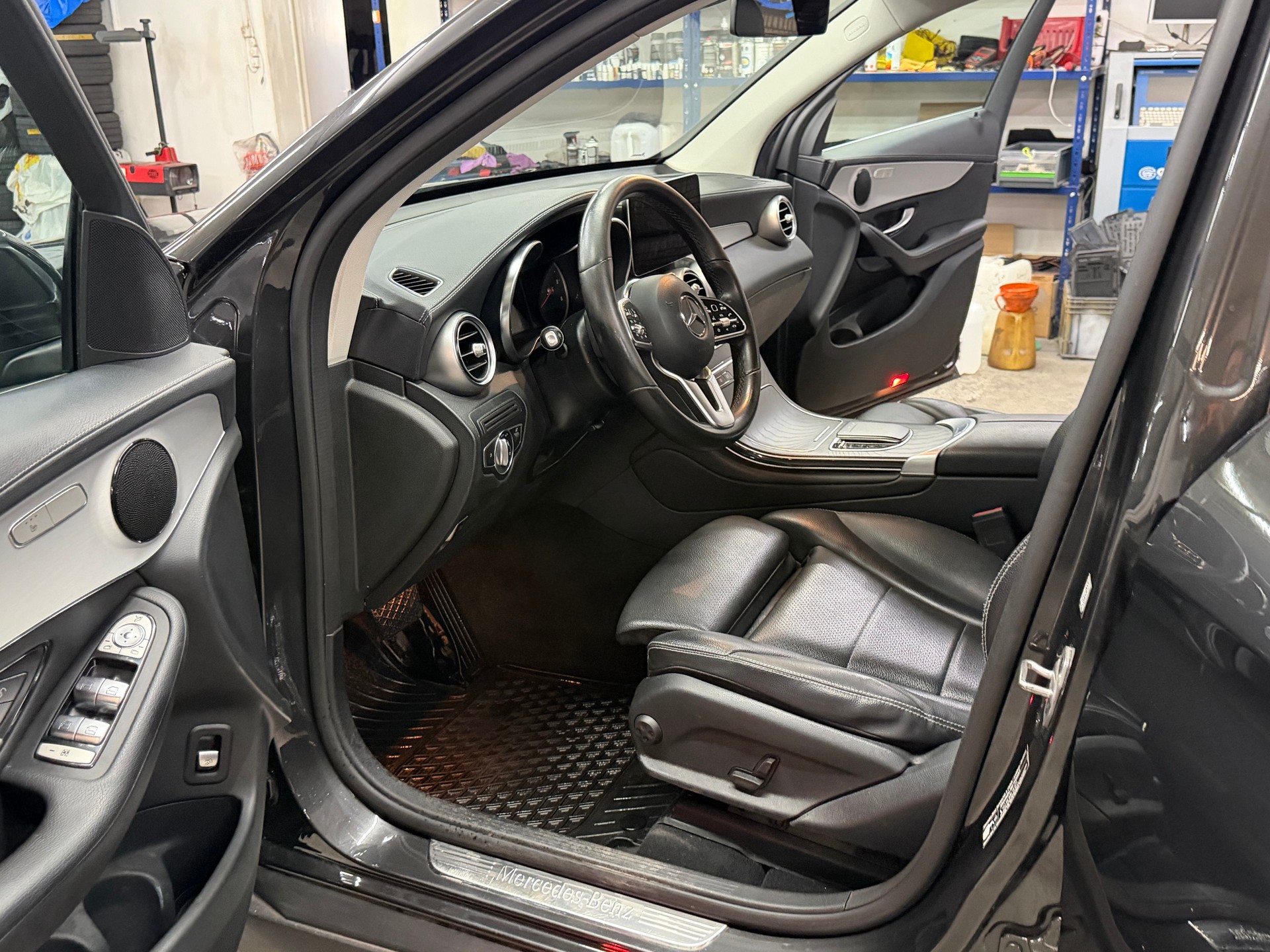MERCEDES-BENZ GLC 220 d 4Matic 9G-Tronic-image-13