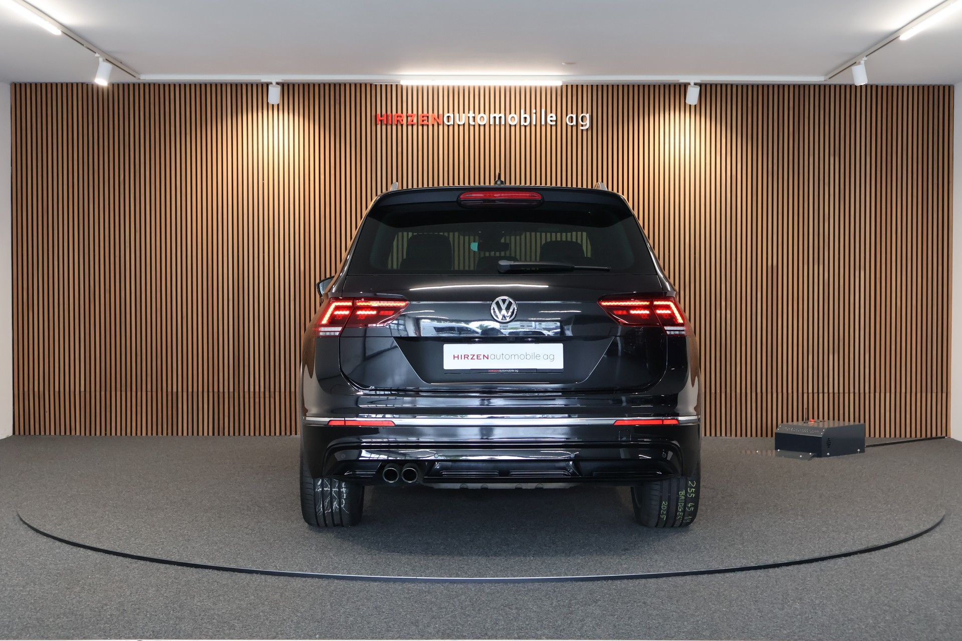 VW Tiguan 2.0TSI R-Line 4Motion DSG-showroom-element-3