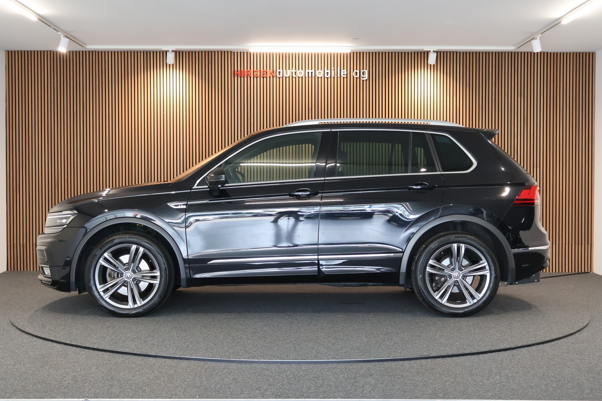 VW Tiguan 2.0TSI R-Line 4Motion DSG-showroom-element-1