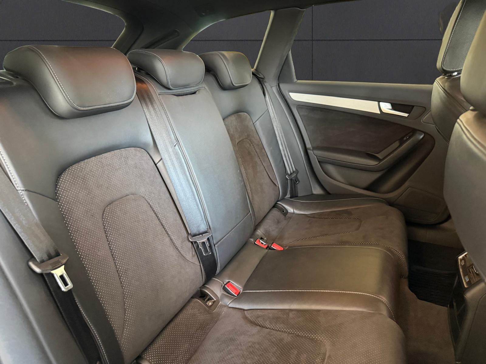 AUDI A4 Avant 2.0 TDI quattro S-tronic-image-18
