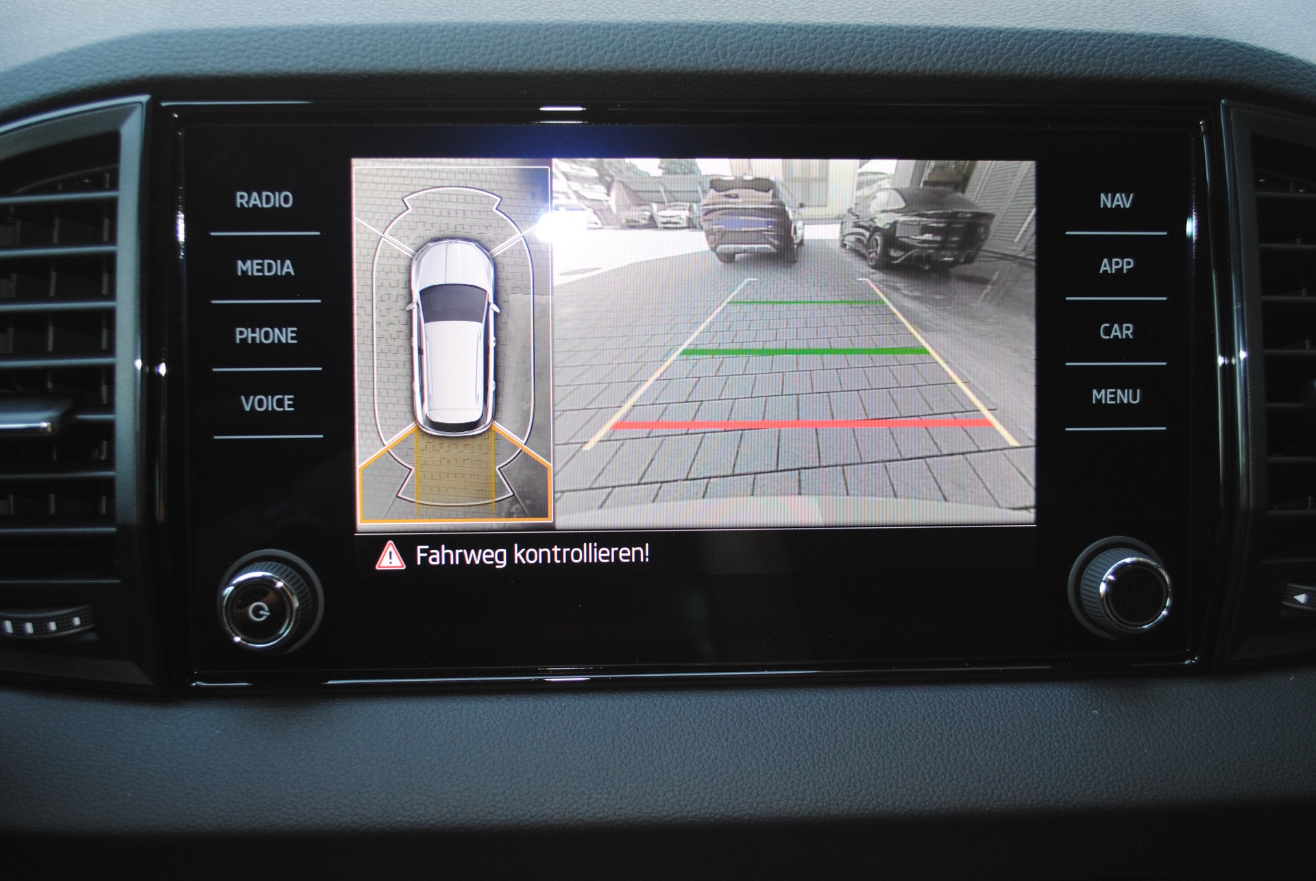 SKODA Karoq 2.0 TSI SportLine 4x4 DSG-image-9
