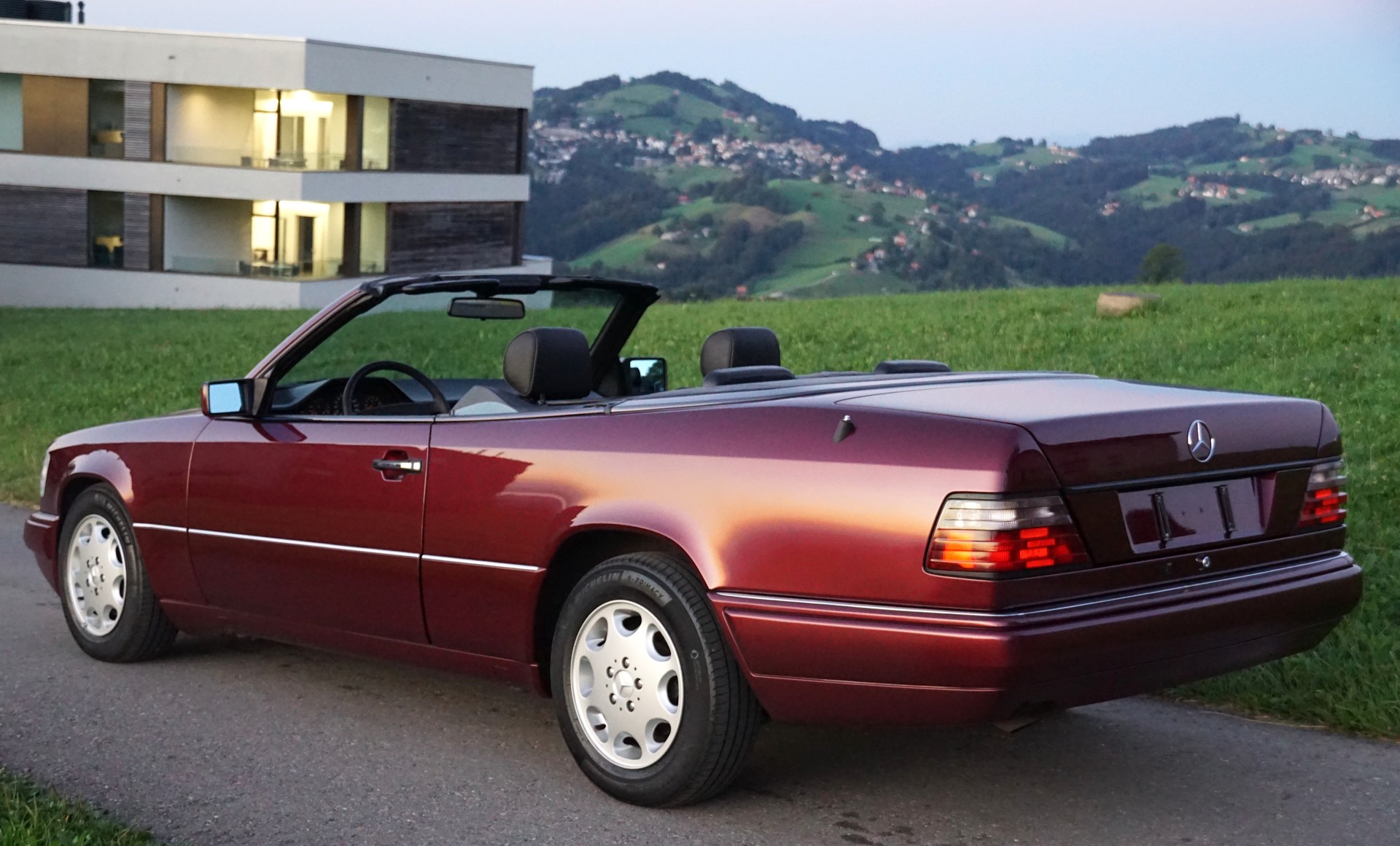 MERCEDES-BENZ E 220-image-1