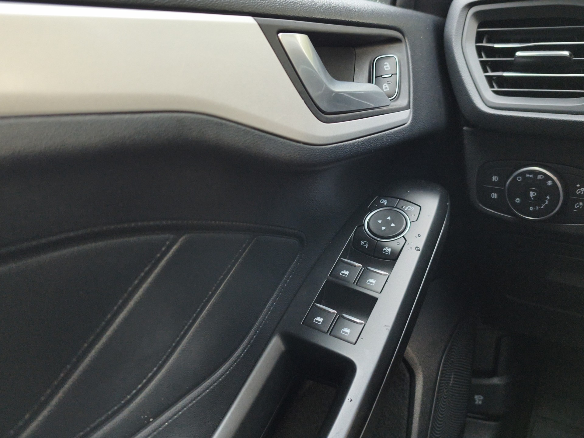 FORD Focus 1.5 TDCi Trend Automatic-image-15