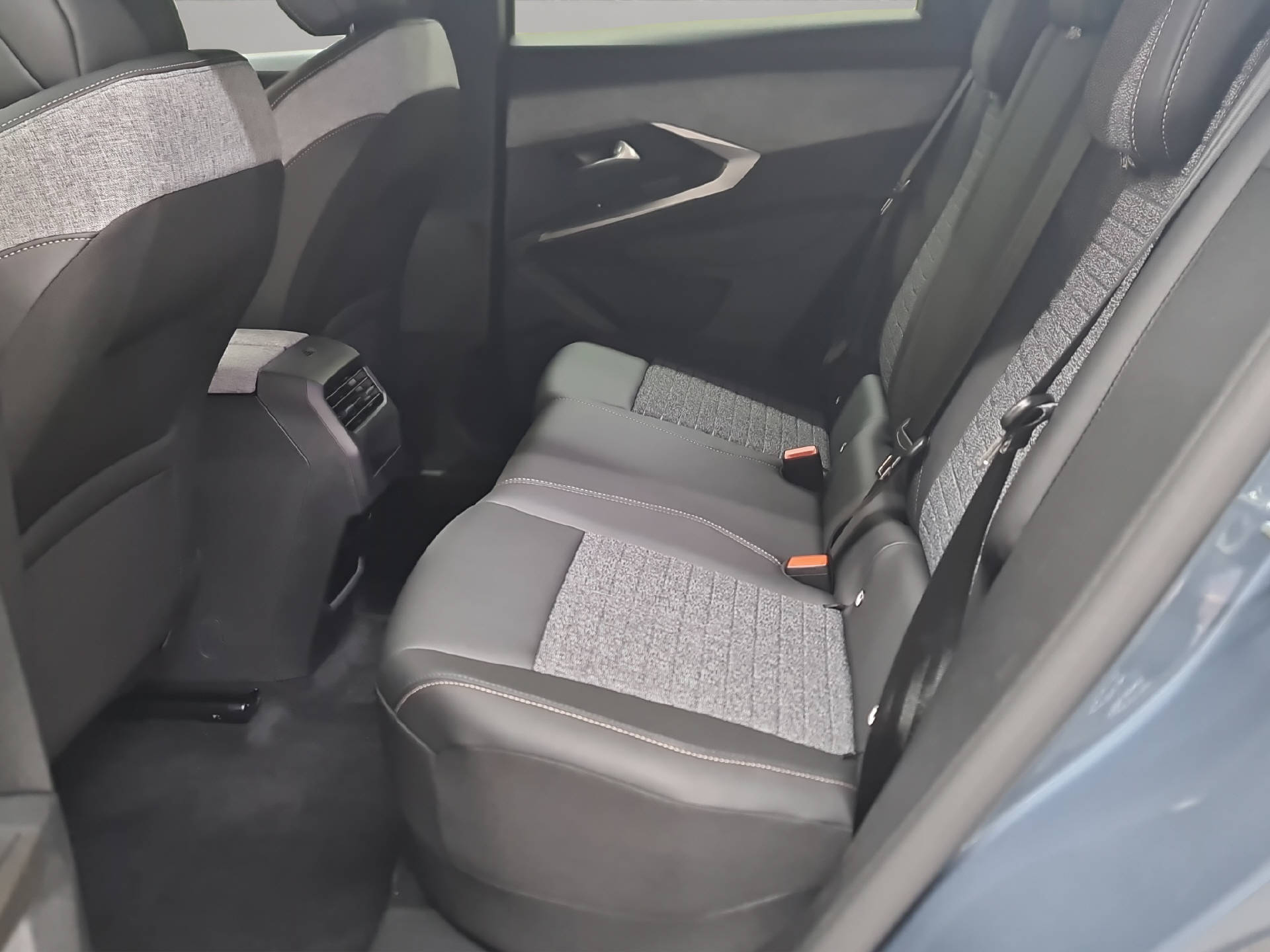 PEUGEOT 3008 1.2 Hybrid Allure Premium-image-9