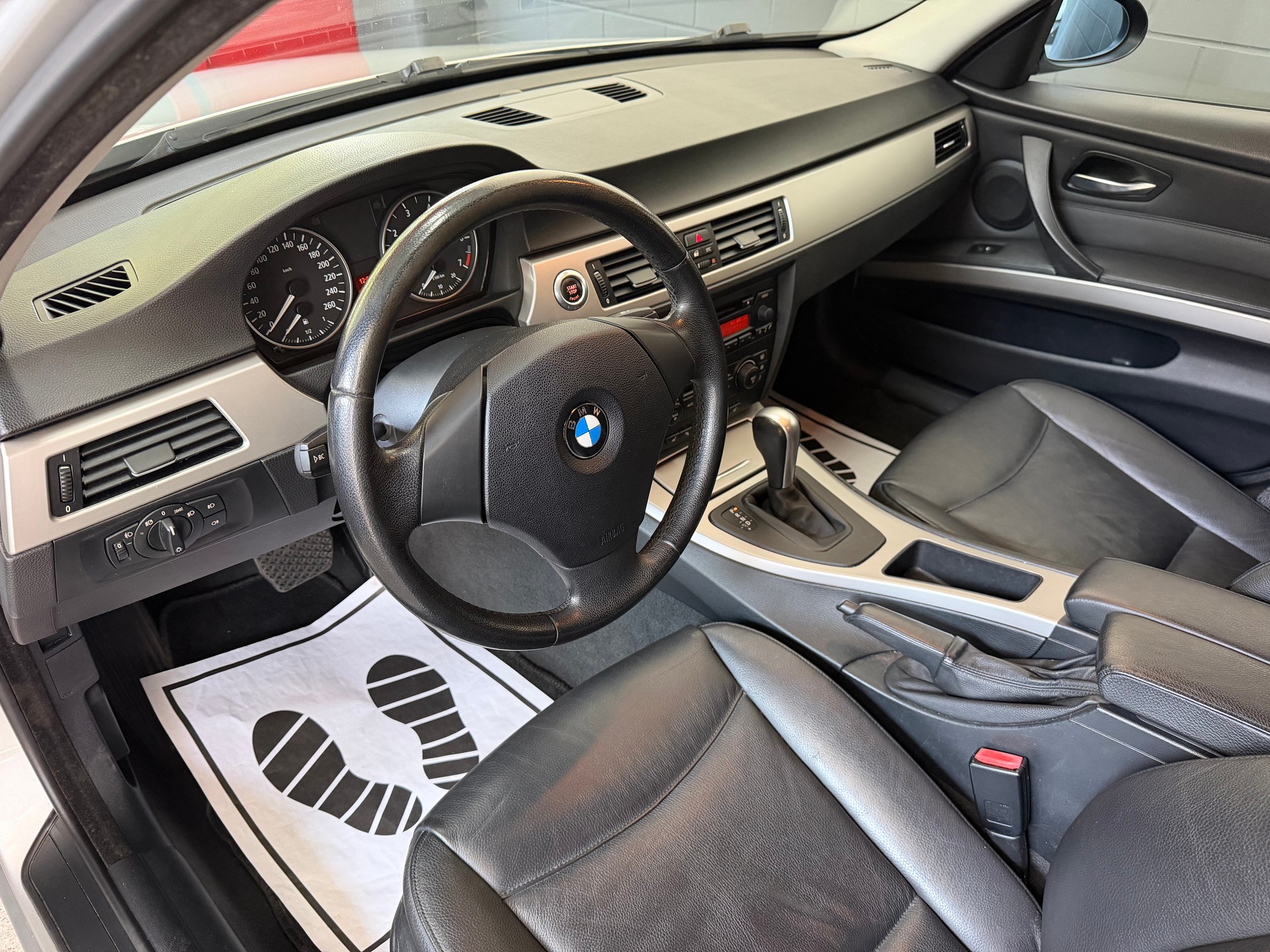 BMW 320i //NEU AB MFK!-image-8