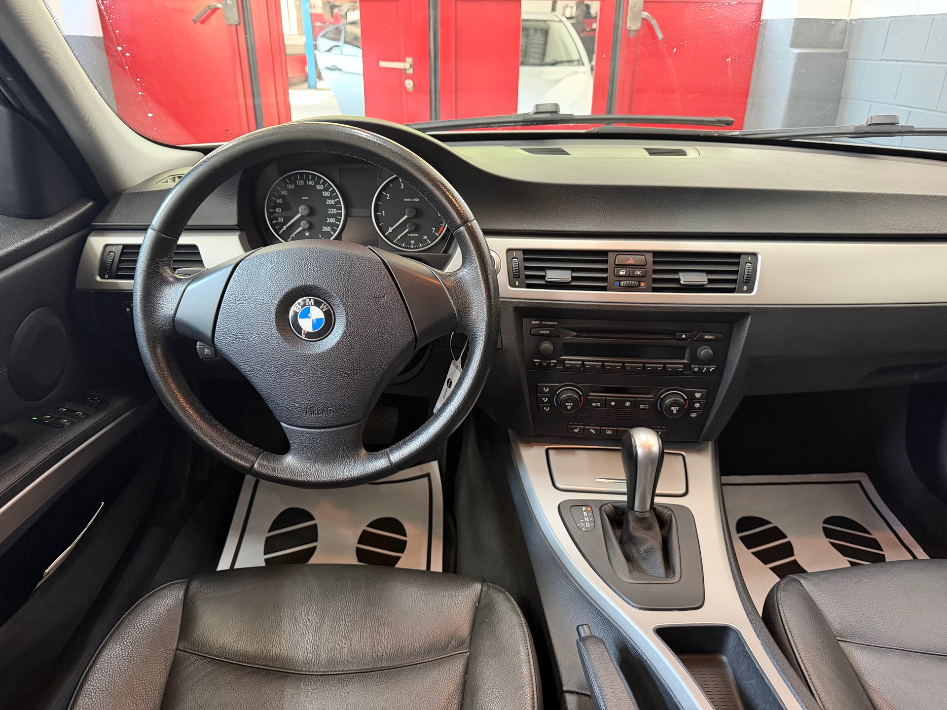 BMW 320i //NEU AB MFK!-image-9