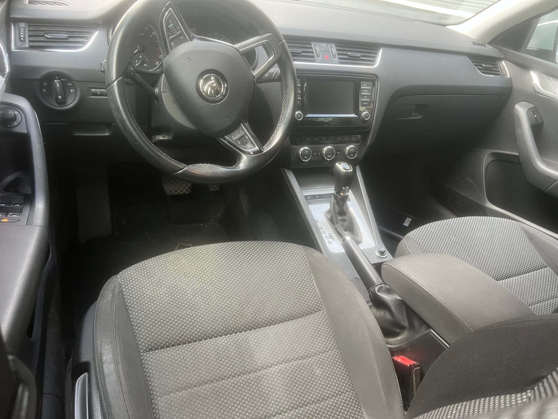 SKODA Octavia Combi 1.6 TDI Style DSG-image-9