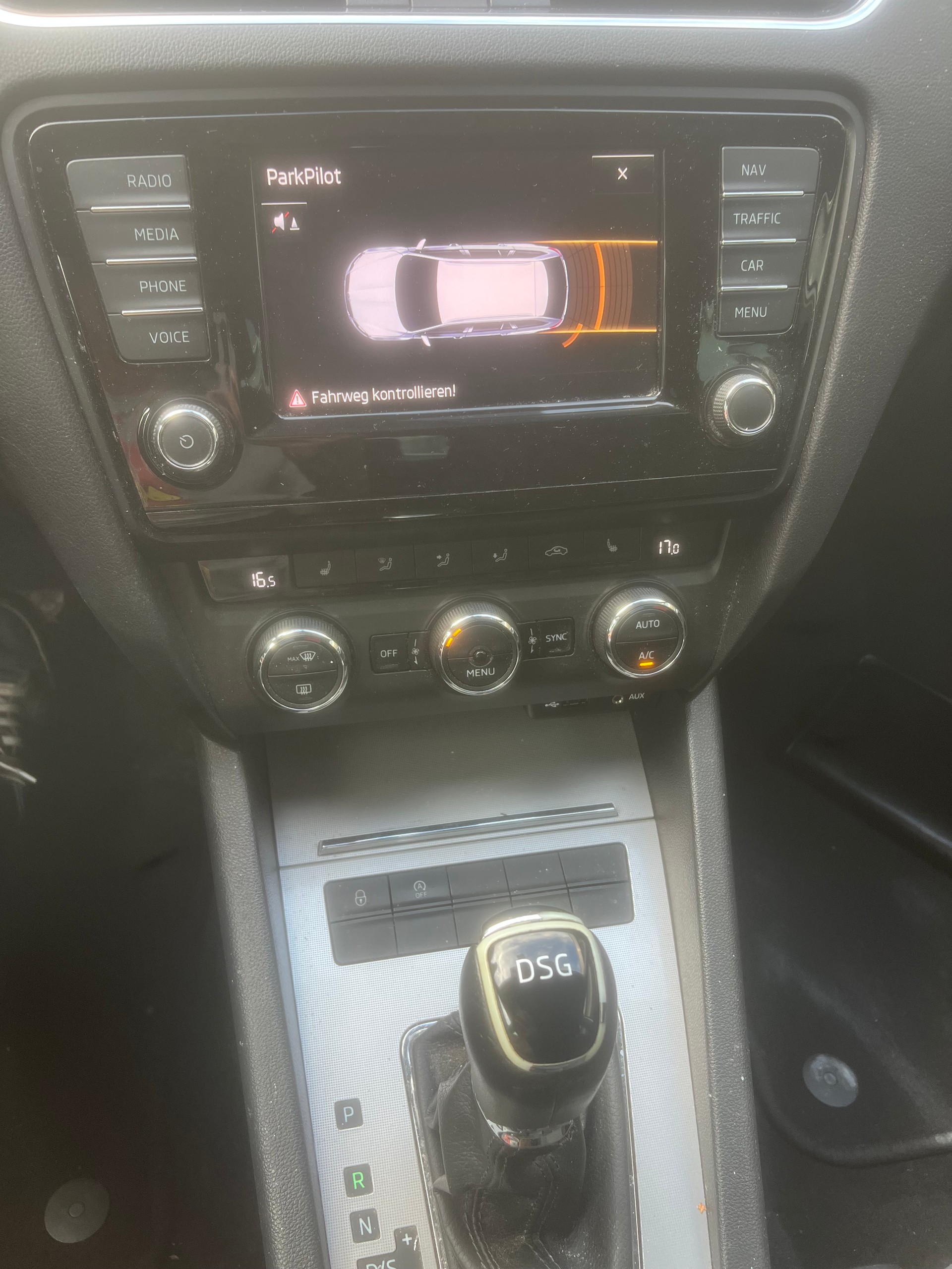 SKODA Octavia Combi 1.6 TDI Style DSG-image-5