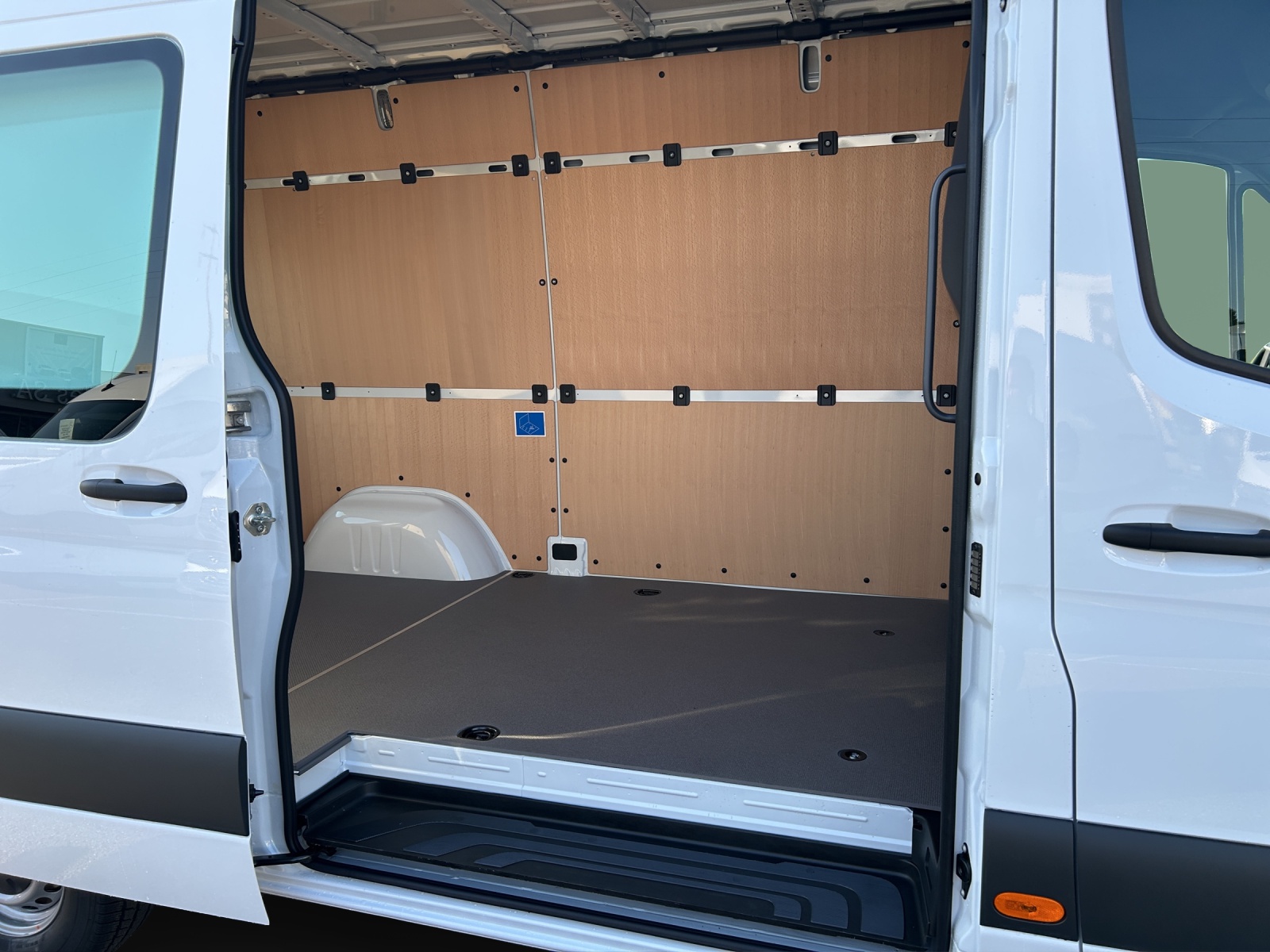 MERCEDES-BENZ Sprinter 319 CDI Standard 9G-TRONIC-image-10