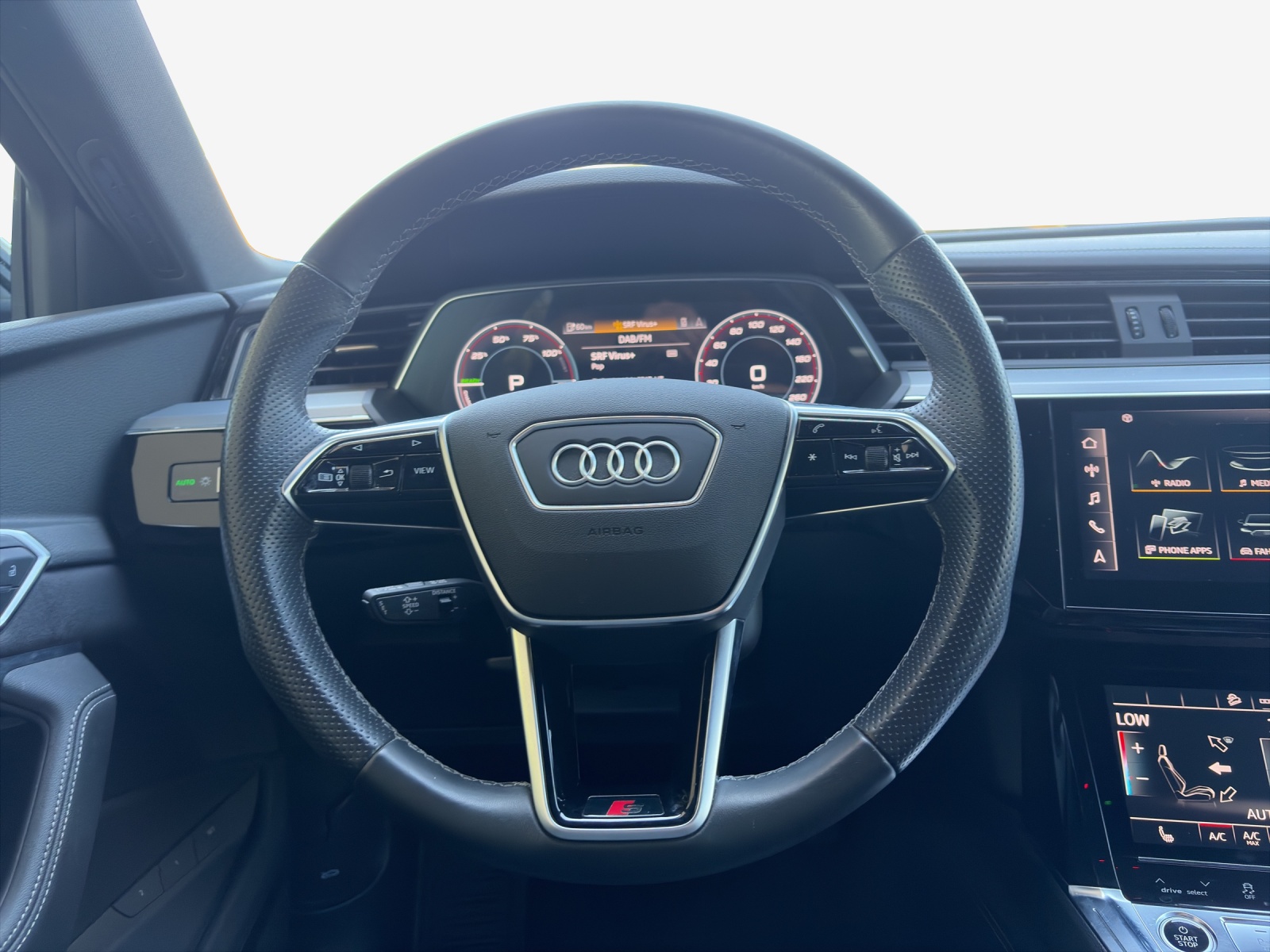AUDI e-tron 55 S Line Black Edition quattro-image-10