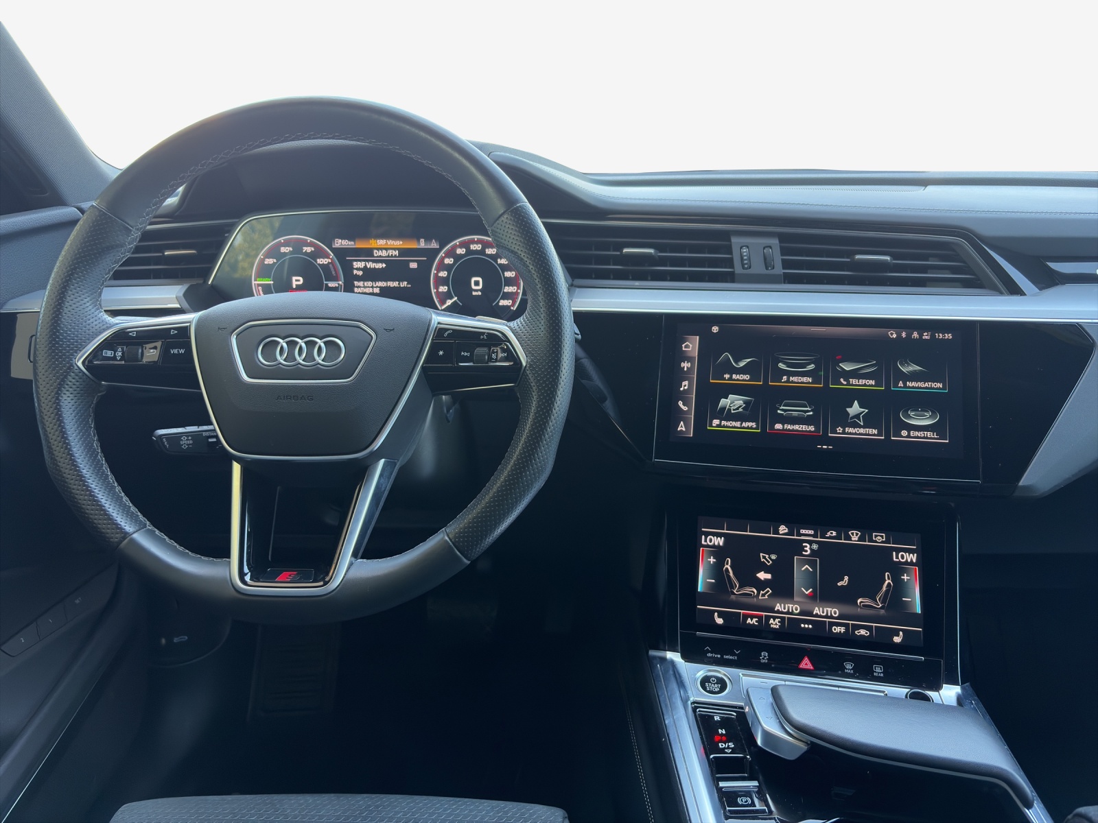 AUDI e-tron 55 S Line Black Edition quattro-image-9