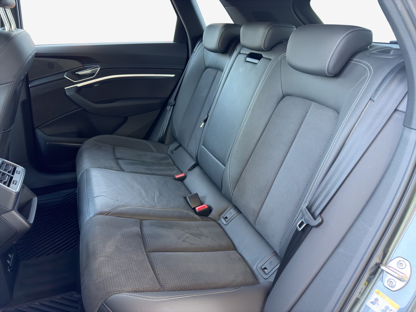 AUDI e-tron 55 S Line Black Edition quattro-image-12