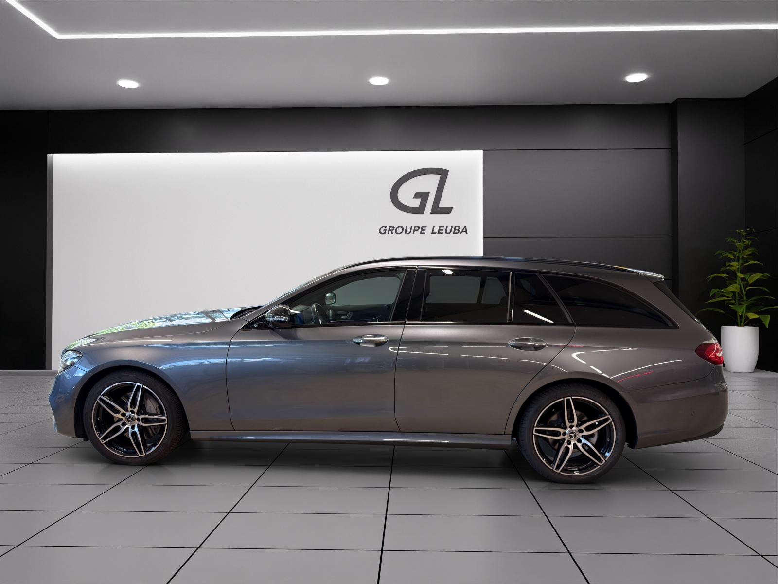 MERCEDES-BENZ E 220 d Swiss Star AMG 4M-image-2