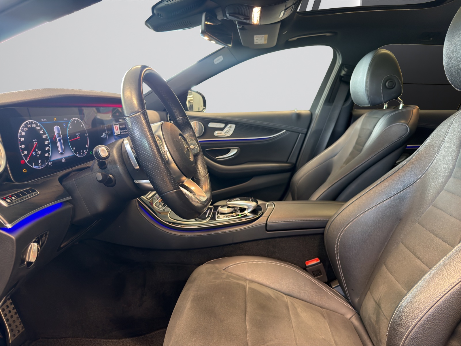 MERCEDES-BENZ E 220 d Swiss Star AMG 4M-image-10