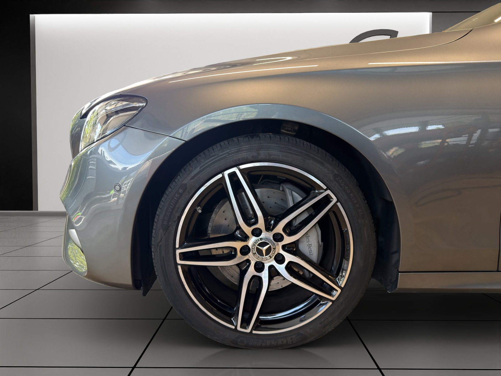 MERCEDES-BENZ E 220 d Swiss Star AMG 4M-image-5