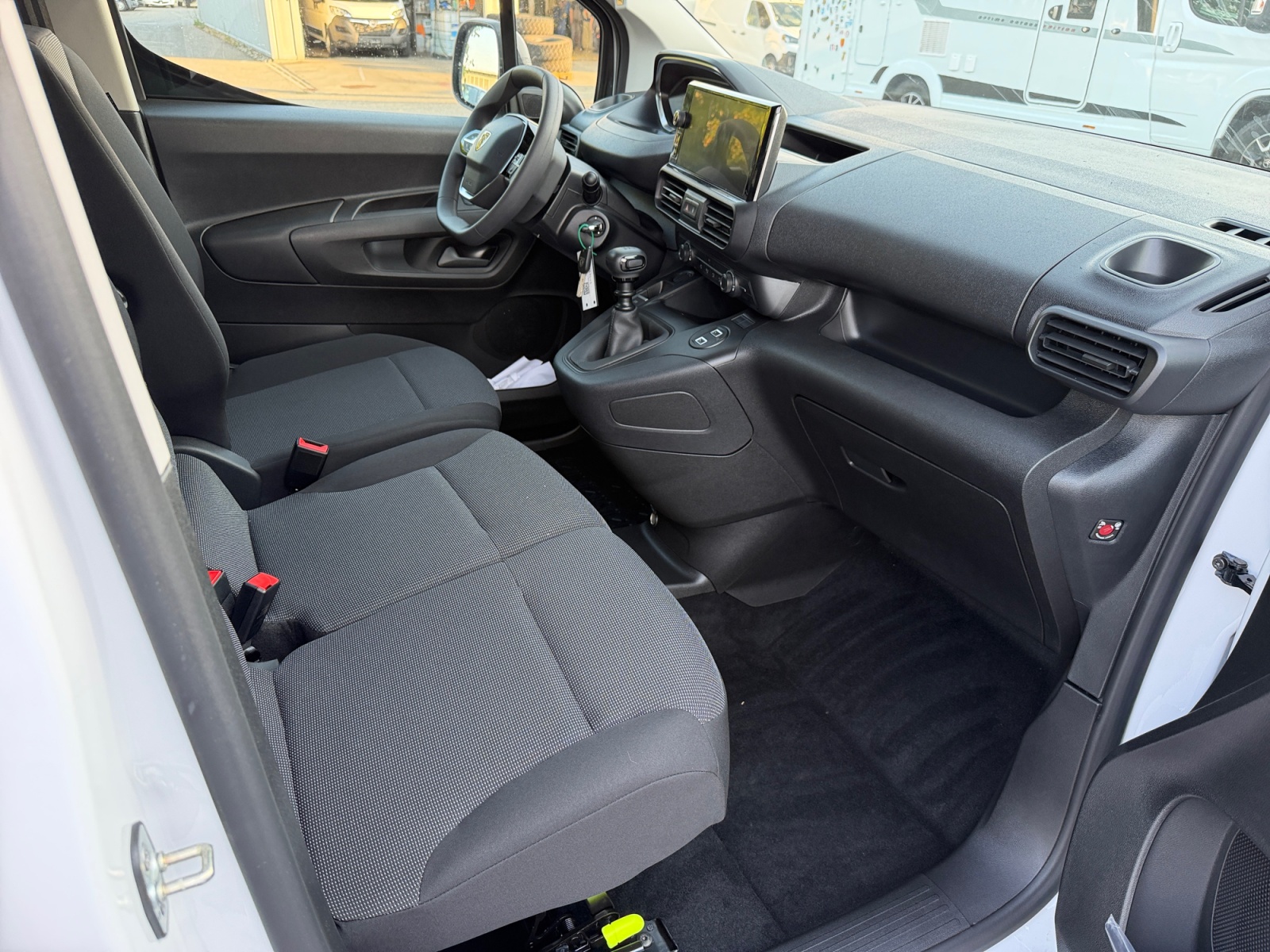 PEUGEOT Partner 1.2 Pure Tech 110 Standard 650kg, * Aktionsmodell * 10 Zoll Touchscreen mit CarPlay Kabellos * Kamera * Durchladeluke *-image-12