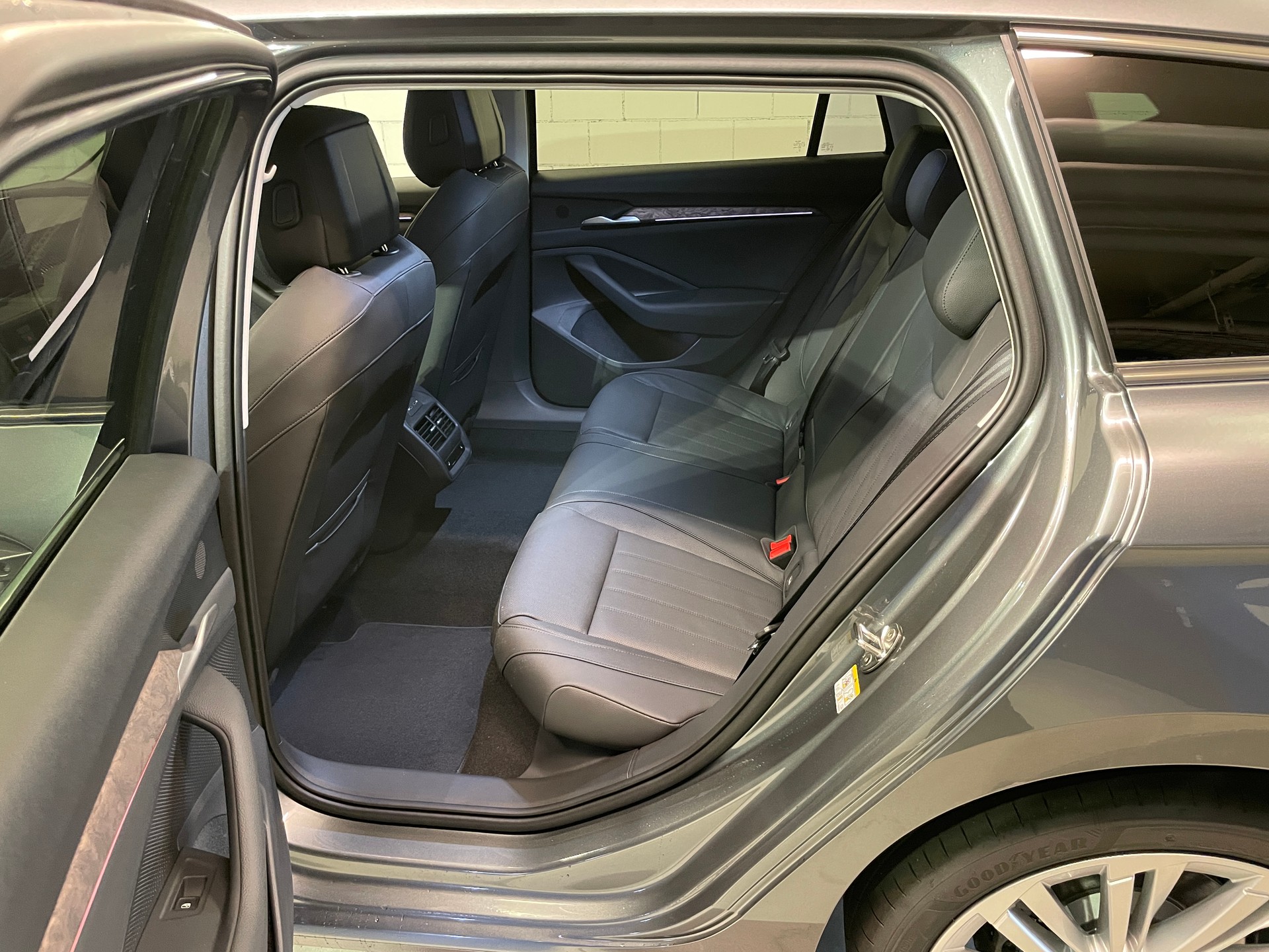 SKODA Superb Combi 2.0 TDi L&K 4x4 DSG-image-15