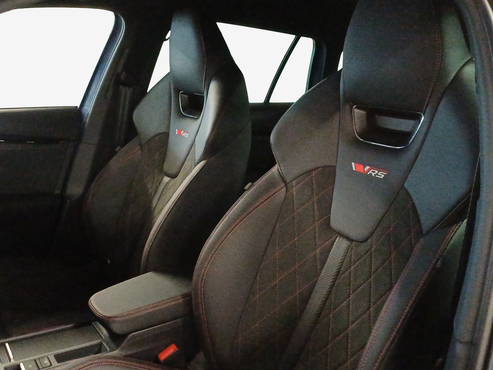 SKODA Octavia Combi 2.0 TSI DSG RS 30 Years Edition-image-14