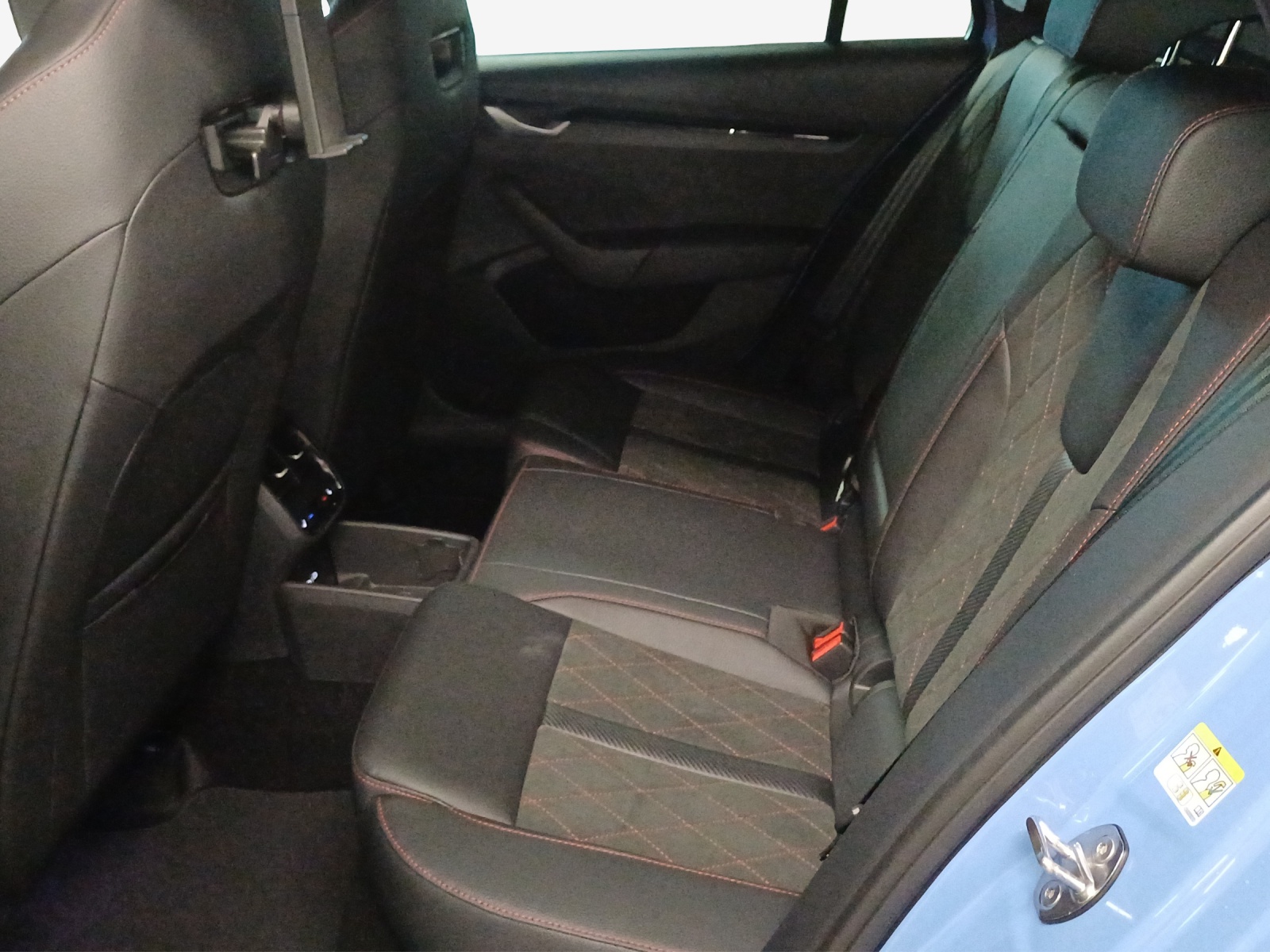 SKODA Octavia Combi 2.0 TSI DSG RS 30 Years Edition-image-11