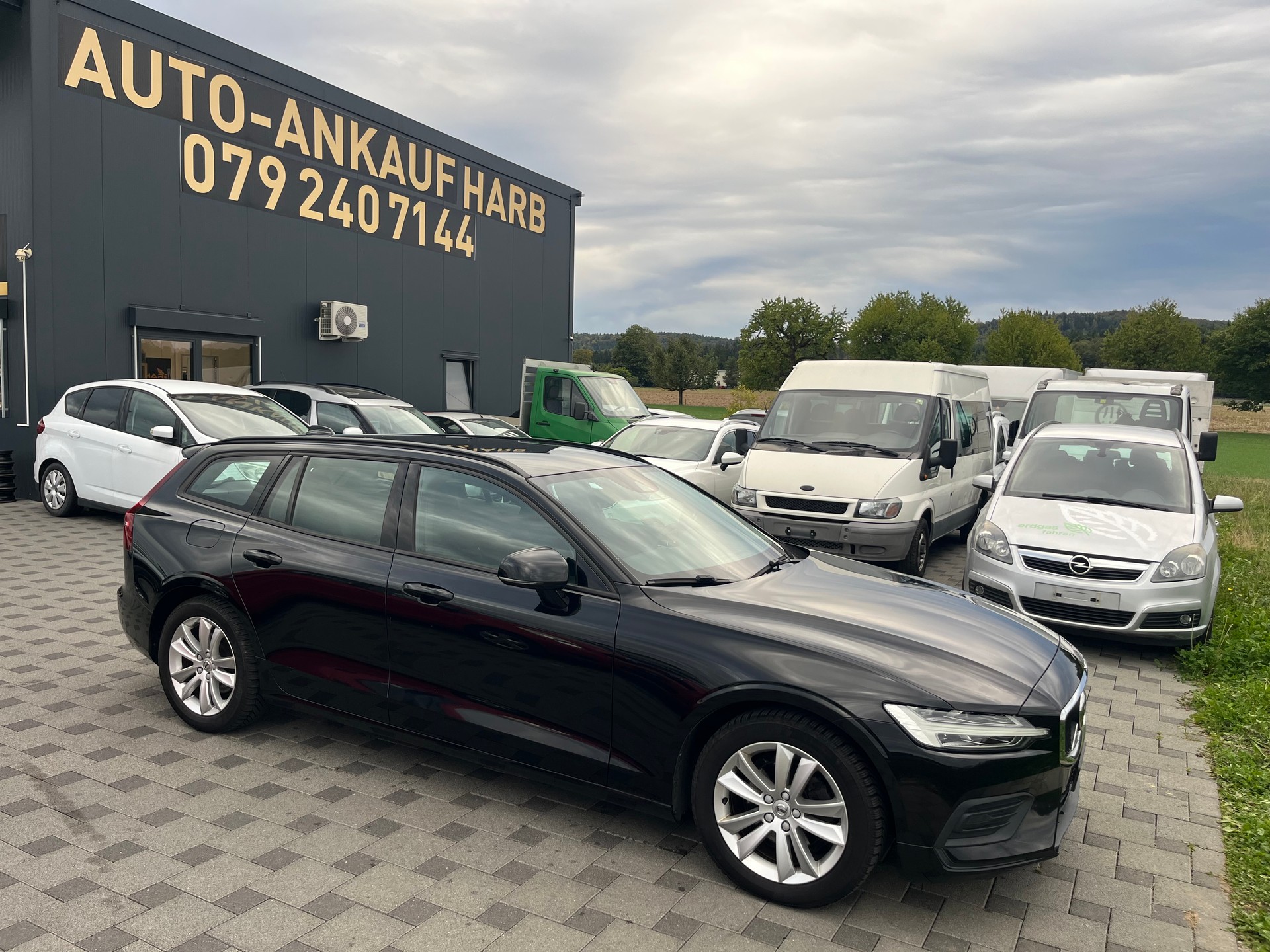 VOLVO V60 D3 Momentum-image-1