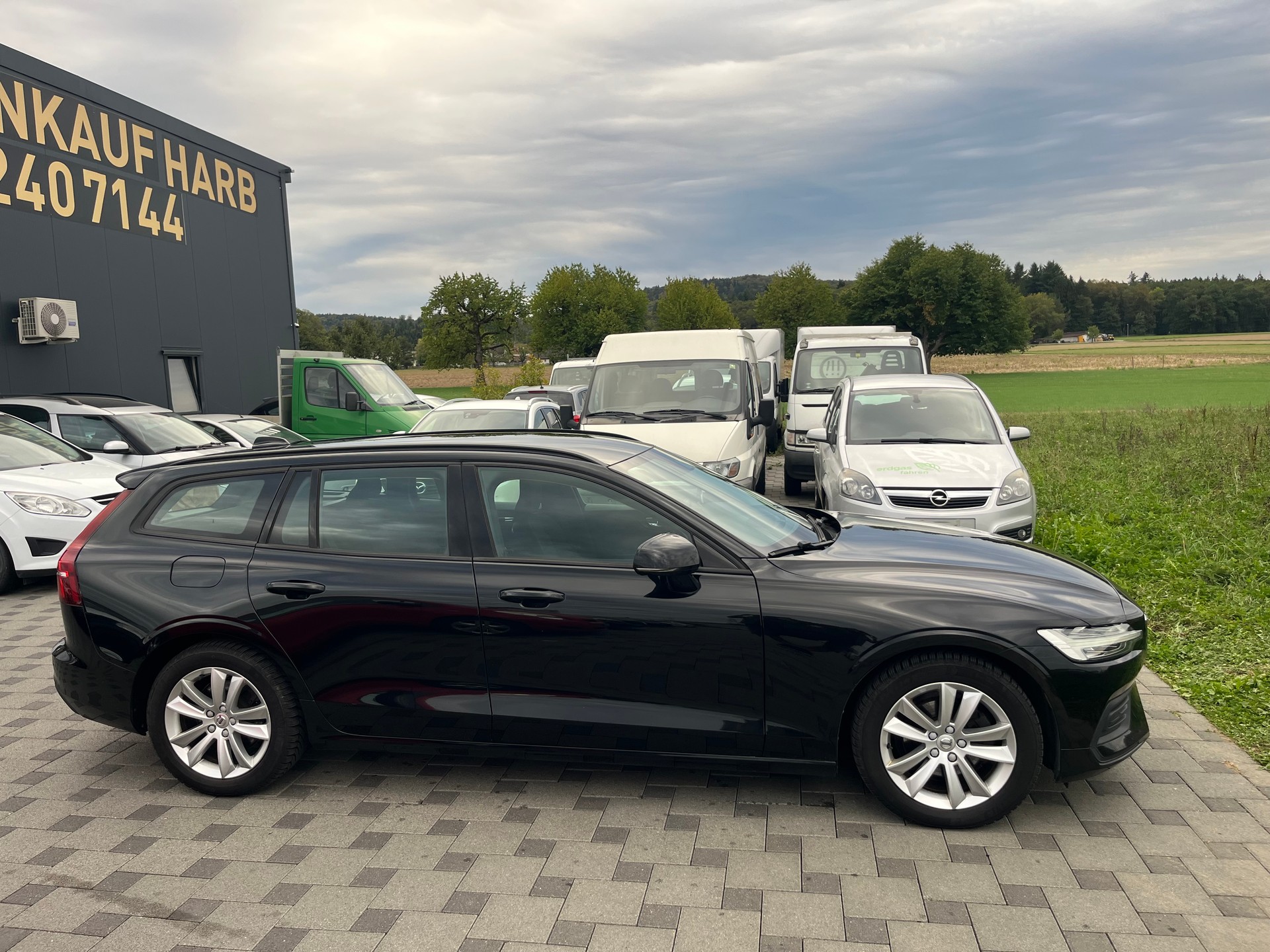 VOLVO V60 D3 Momentum-image-2