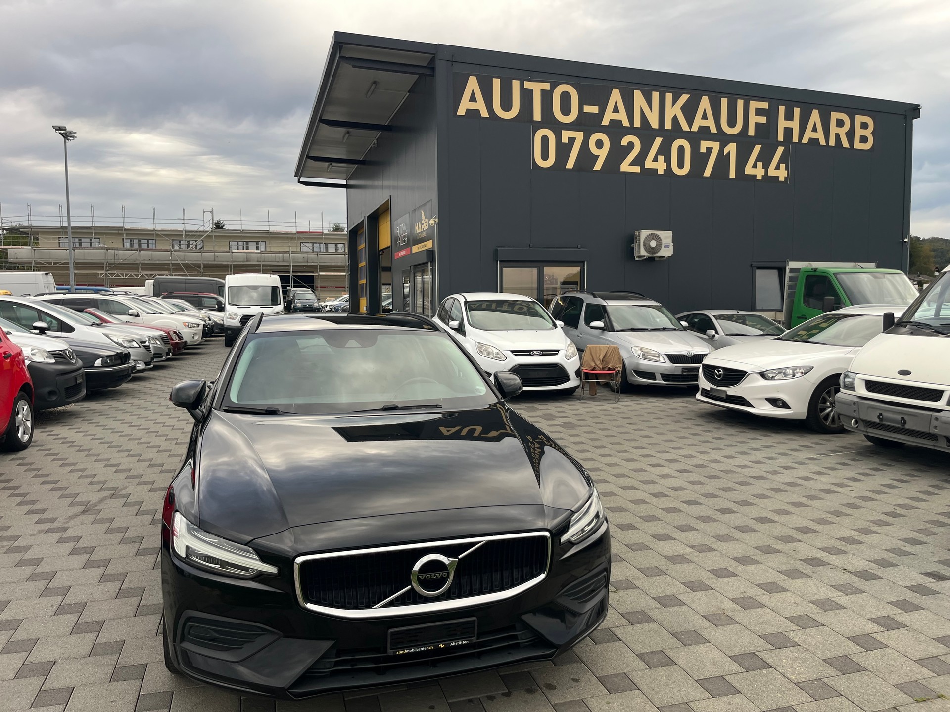VOLVO V60 D3 Momentum-image-0