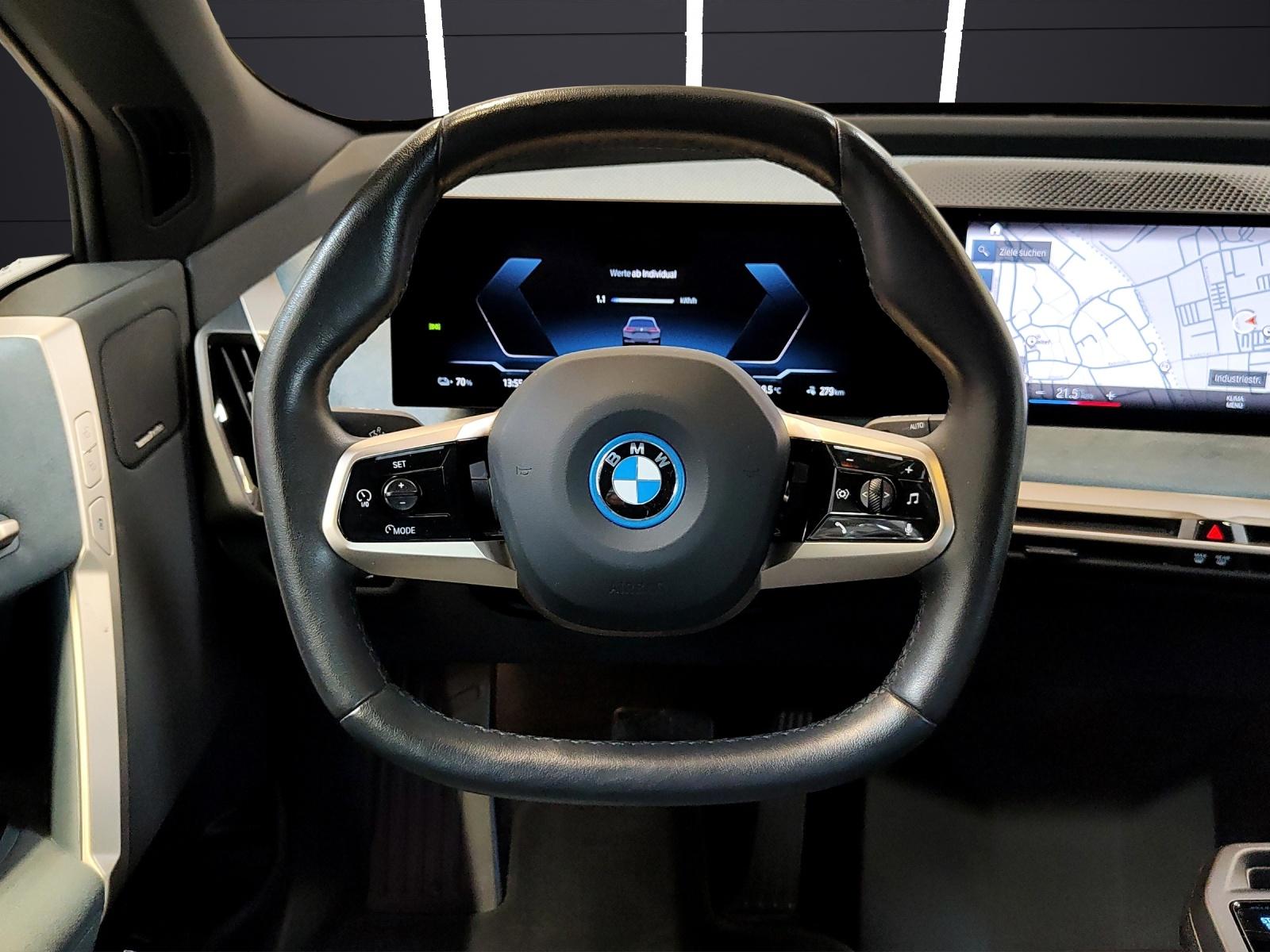 BMW iX xDrive40-image-11