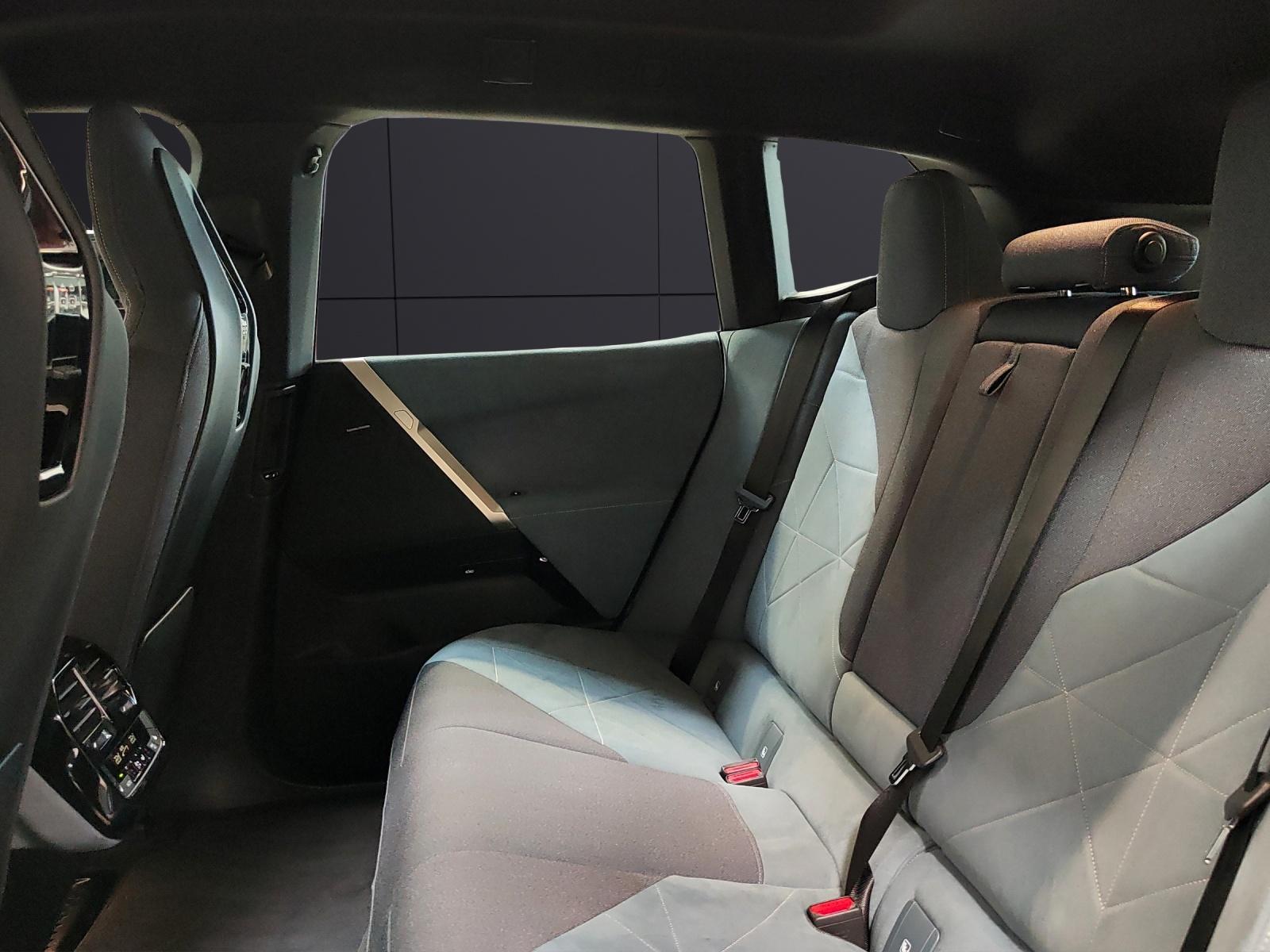 BMW iX xDrive40-image-17