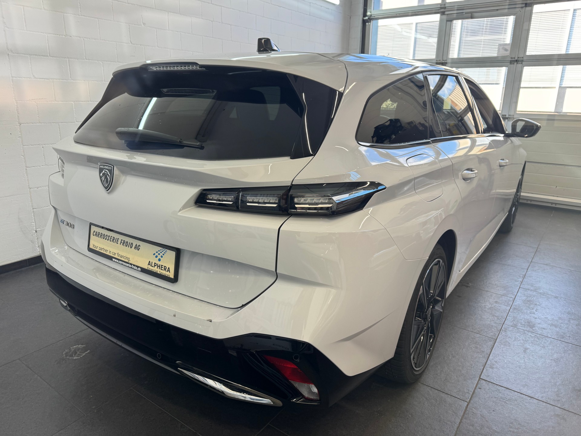 PEUGEOT 308 e SW Allure 54kWh-image-2