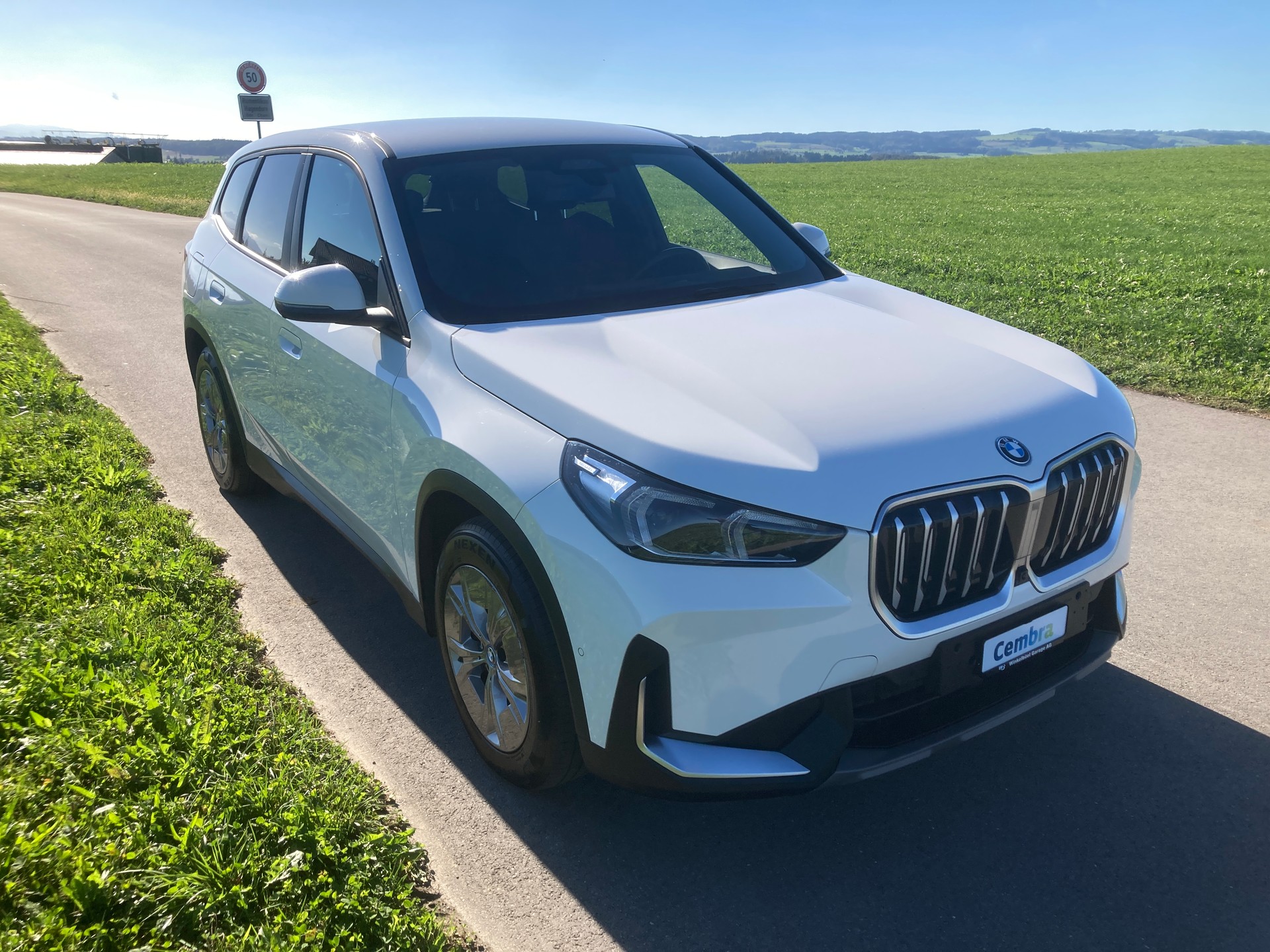 BMW iX1 xDrive 30-image-1