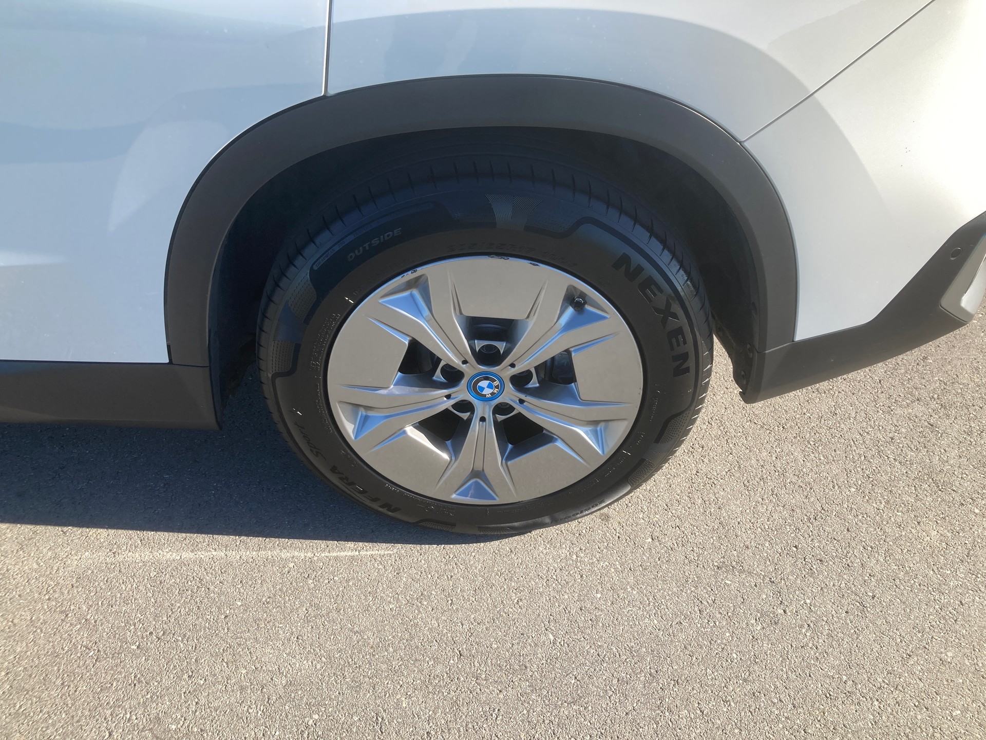 BMW iX1 xDrive 30-image-6