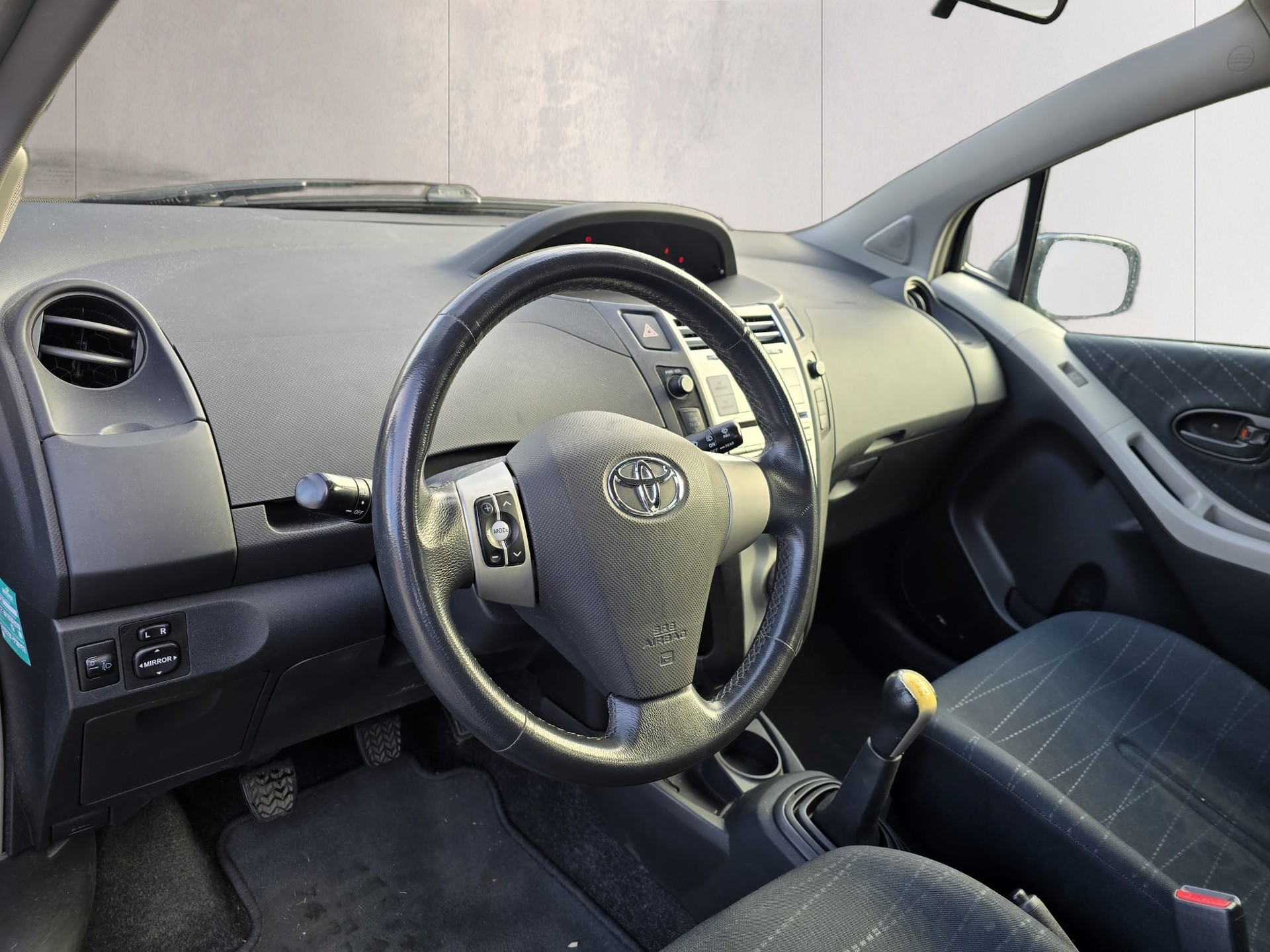 TOYOTA Yaris 1.3 Linea Luna-image-9