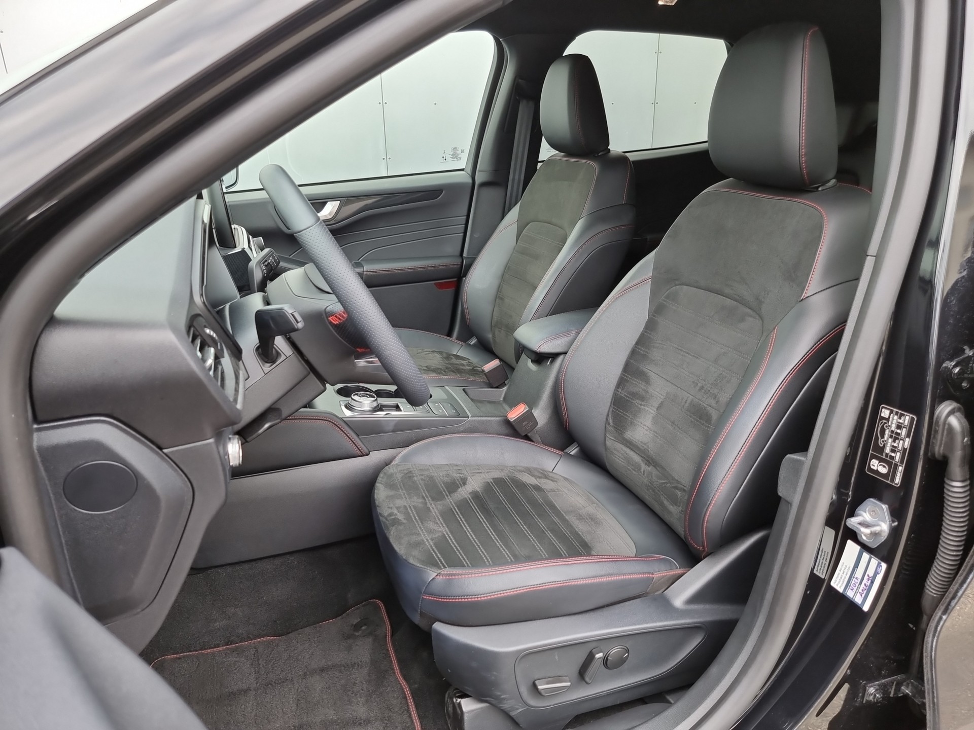 FORD Kuga 2.5 Hybrid ST-Line X 4x4-image-12