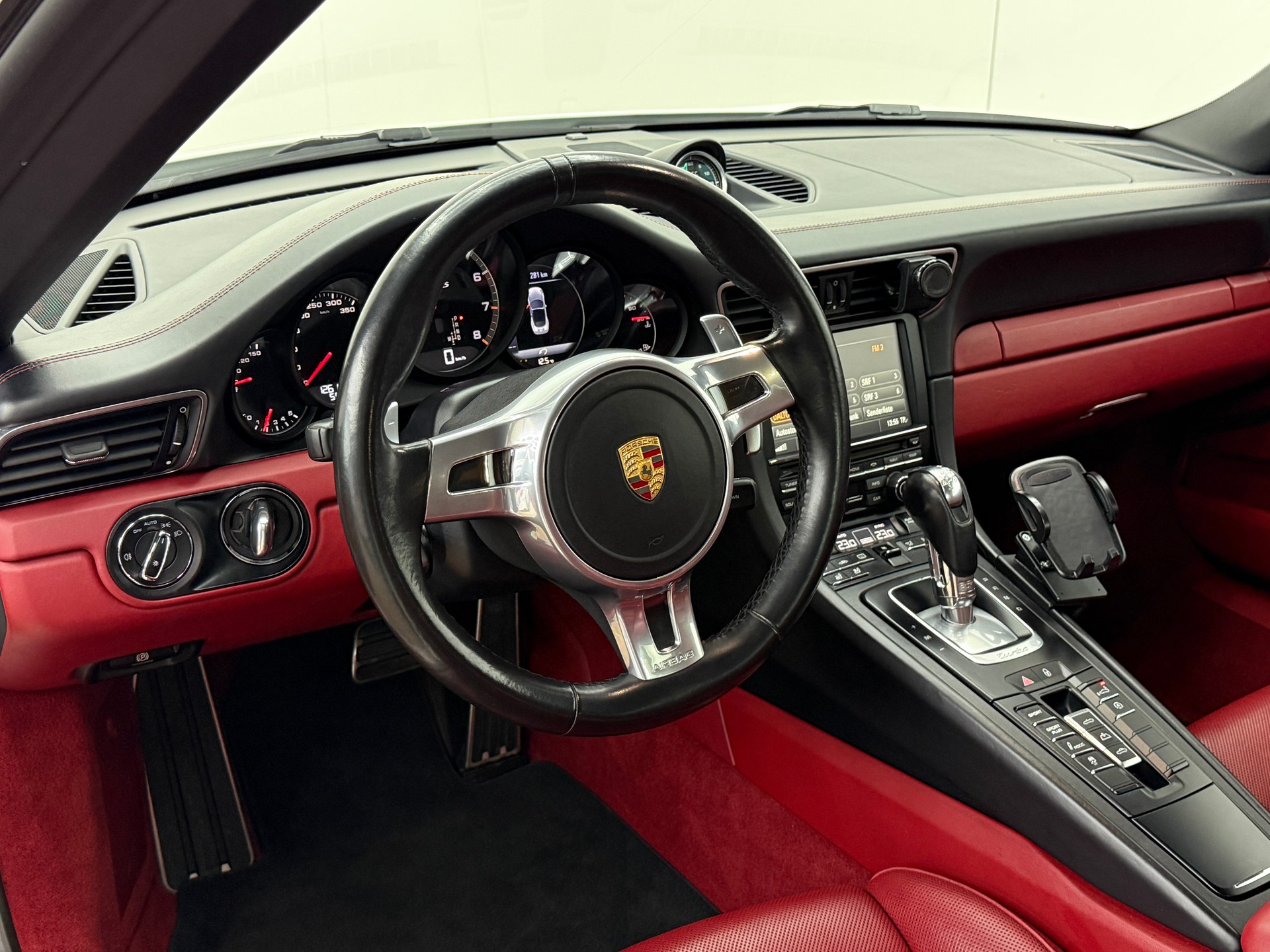 PORSCHE 911 Turbo S Cabrio PDK-image-24