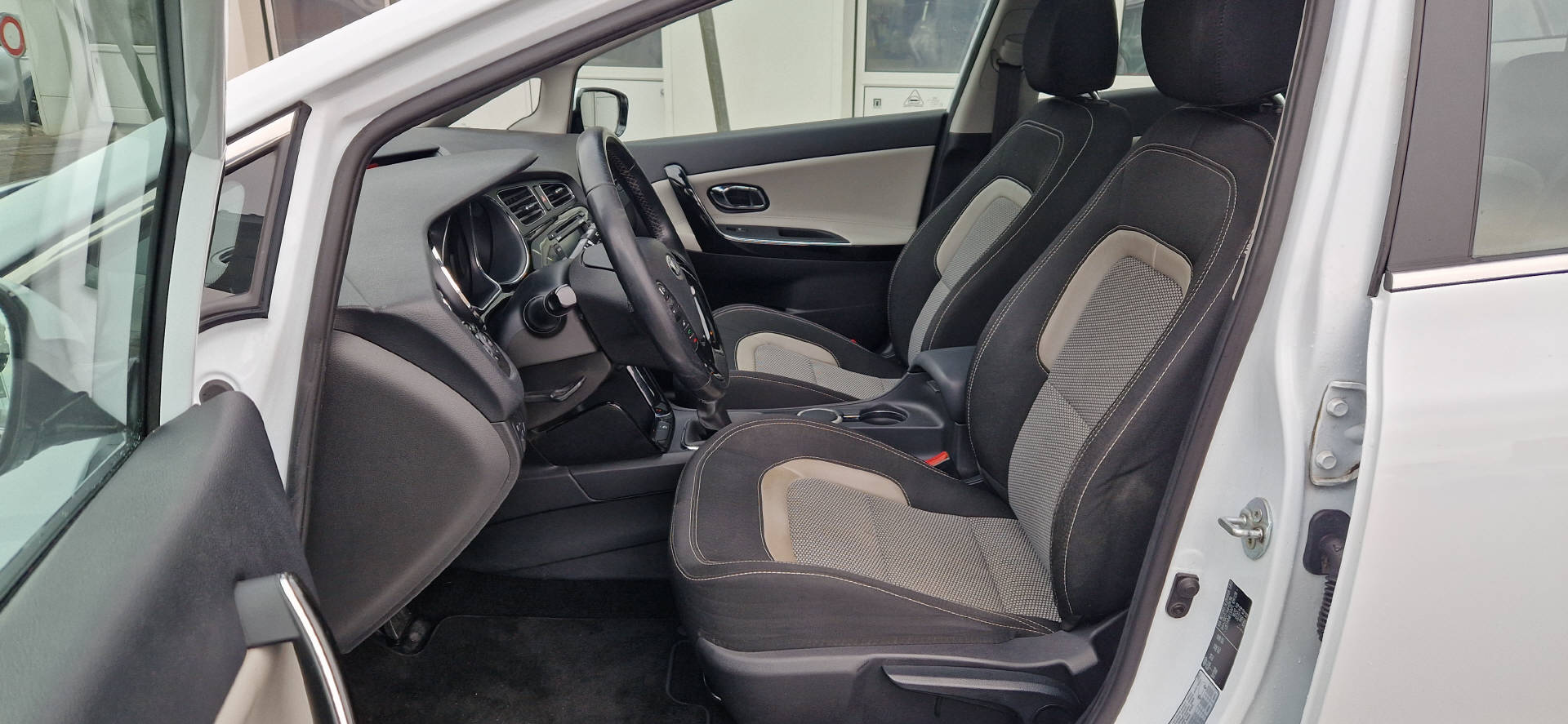 KIA Ceed Sportswagon 1.6 GDi FIFA World Cup Edition-image-3