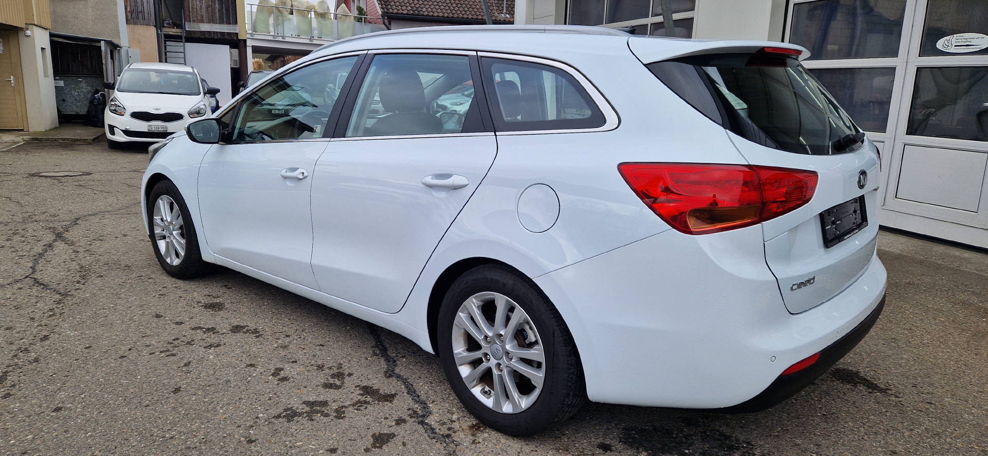 KIA Ceed Sportswagon 1.6 GDi FIFA World Cup Edition-image-10